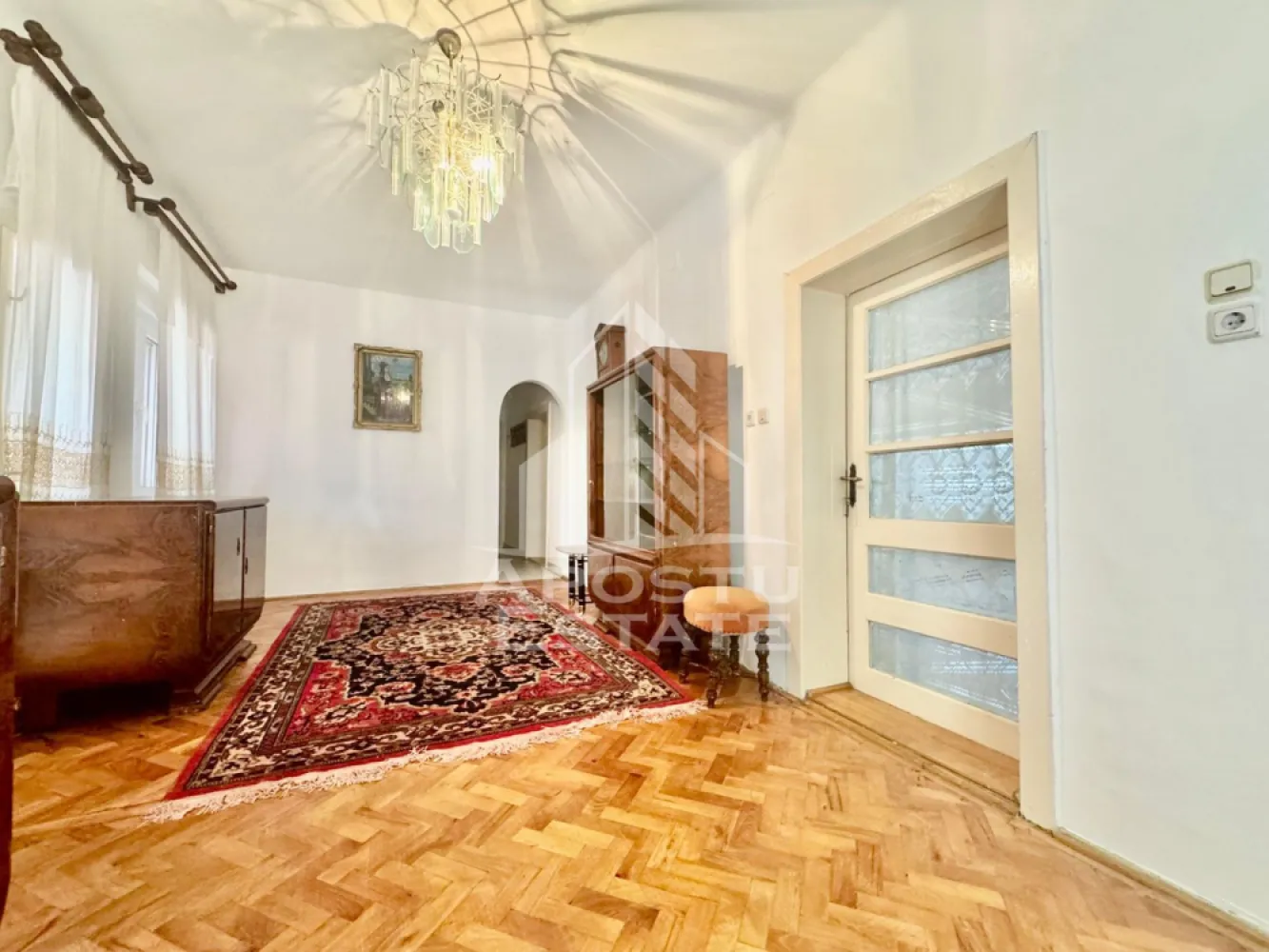 Casa de vaznzare 4 camere, 115 mp utili, Gradiste - Apostu Estate va ofera spre vanzare casa spatioasa situata in cartierul Gradiste, intr-o zona linistita si usor accesibila.
Locuinta este ideala pentru o familie numeroasa sau pentru doua generatii.
Casa dispune de 4 camere luminoase si bine compartimentate.
Are 2 bai functionale, oferind confort si utilitate pentru intreaga familie.
Cele 2 bucatarii permit organizarea eficienta a spatiului si pot fi un mare avantaj pentru familii extinse.
Imobilul beneficiaza de pivnita, perfecta pentru depozitare sau pastrarea alimentelor.
Garajul ofera siguranta pentru masina si spatiu suplimentar pentru unelte sau echipamente.
Gradina este generoasa si ideala pentru relaxare, flori, legume sau loc de joaca pentru copii.
Casa este bine intretinuta si poate fi locuita imediat.
Camerele sunt spatioase si beneficiaza de lumina naturala pe tot parcursul zilei.
Zona este apreciata pentru liniste si accesul rapid catre magazine, scoli si mijloace de transport.
Proprietatea ofera multiple posibilitati de amenajare dupa propriul gust.
Este alegerea potrivita pentru cei care cauta confort, spatiu si intimitate.
Pentru mai multe informatii sau programarea unei vizionari, va rugam sa ne contactati.
ID CP3118779