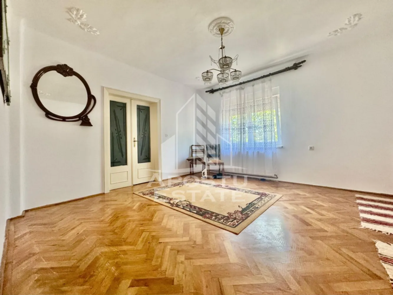 Casa de vaznzare 4 camere, 115 mp utili, Gradiste - Apostu Estate va ofera spre vanzare casa spatioasa situata in cartierul Gradiste, intr-o zona linistita si usor accesibila.
Locuinta este ideala pentru o familie numeroasa sau pentru doua generatii.
Casa dispune de 4 camere luminoase si bine compartimentate.
Are 2 bai functionale, oferind confort si utilitate pentru intreaga familie.
Cele 2 bucatarii permit organizarea eficienta a spatiului si pot fi un mare avantaj pentru familii extinse.
Imobilul beneficiaza de pivnita, perfecta pentru depozitare sau pastrarea alimentelor.
Garajul ofera siguranta pentru masina si spatiu suplimentar pentru unelte sau echipamente.
Gradina este generoasa si ideala pentru relaxare, flori, legume sau loc de joaca pentru copii.
Casa este bine intretinuta si poate fi locuita imediat.
Camerele sunt spatioase si beneficiaza de lumina naturala pe tot parcursul zilei.
Zona este apreciata pentru liniste si accesul rapid catre magazine, scoli si mijloace de transport.
Proprietatea ofera multiple posibilitati de amenajare dupa propriul gust.
Este alegerea potrivita pentru cei care cauta confort, spatiu si intimitate.
Pentru mai multe informatii sau programarea unei vizionari, va rugam sa ne contactati.
ID CP3118779