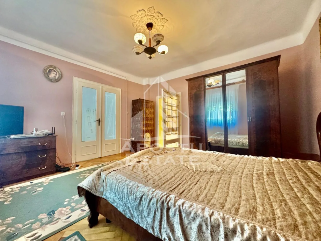 Casa de vaznzare 4 camere, 115 mp utili, Gradiste - Apostu Estate va ofera spre vanzare casa spatioasa situata in cartierul Gradiste, intr-o zona linistita si usor accesibila.
Locuinta este ideala pentru o familie numeroasa sau pentru doua generatii.
Casa dispune de 4 camere luminoase si bine compartimentate.
Are 2 bai functionale, oferind confort si utilitate pentru intreaga familie.
Cele 2 bucatarii permit organizarea eficienta a spatiului si pot fi un mare avantaj pentru familii extinse.
Imobilul beneficiaza de pivnita, perfecta pentru depozitare sau pastrarea alimentelor.
Garajul ofera siguranta pentru masina si spatiu suplimentar pentru unelte sau echipamente.
Gradina este generoasa si ideala pentru relaxare, flori, legume sau loc de joaca pentru copii.
Casa este bine intretinuta si poate fi locuita imediat.
Camerele sunt spatioase si beneficiaza de lumina naturala pe tot parcursul zilei.
Zona este apreciata pentru liniste si accesul rapid catre magazine, scoli si mijloace de transport.
Proprietatea ofera multiple posibilitati de amenajare dupa propriul gust.
Este alegerea potrivita pentru cei care cauta confort, spatiu si intimitate.
Pentru mai multe informatii sau programarea unei vizionari, va rugam sa ne contactati.
ID CP3118779