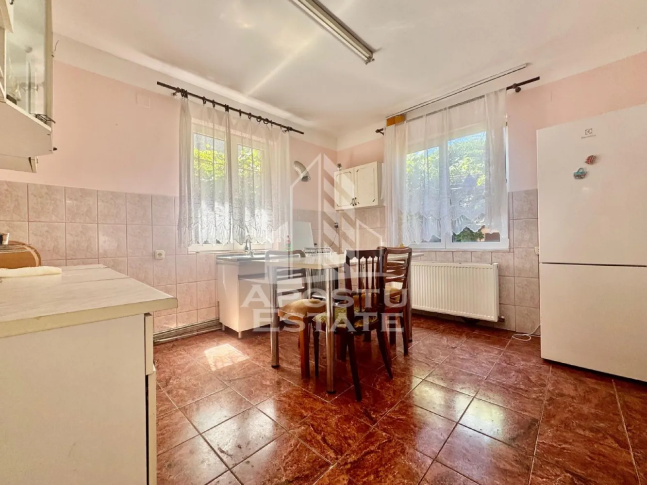 Casa de vaznzare 4 camere, 115 mp utili, Gradiste - Apostu Estate va ofera spre vanzare casa spatioasa situata in cartierul Gradiste, intr-o zona linistita si usor accesibila.
Locuinta este ideala pentru o familie numeroasa sau pentru doua generatii.
Casa dispune de 4 camere luminoase si bine compartimentate.
Are 2 bai functionale, oferind confort si utilitate pentru intreaga familie.
Cele 2 bucatarii permit organizarea eficienta a spatiului si pot fi un mare avantaj pentru familii extinse.
Imobilul beneficiaza de pivnita, perfecta pentru depozitare sau pastrarea alimentelor.
Garajul ofera siguranta pentru masina si spatiu suplimentar pentru unelte sau echipamente.
Gradina este generoasa si ideala pentru relaxare, flori, legume sau loc de joaca pentru copii.
Casa este bine intretinuta si poate fi locuita imediat.
Camerele sunt spatioase si beneficiaza de lumina naturala pe tot parcursul zilei.
Zona este apreciata pentru liniste si accesul rapid catre magazine, scoli si mijloace de transport.
Proprietatea ofera multiple posibilitati de amenajare dupa propriul gust.
Este alegerea potrivita pentru cei care cauta confort, spatiu si intimitate.
Pentru mai multe informatii sau programarea unei vizionari, va rugam sa ne contactati.
ID CP3118779
