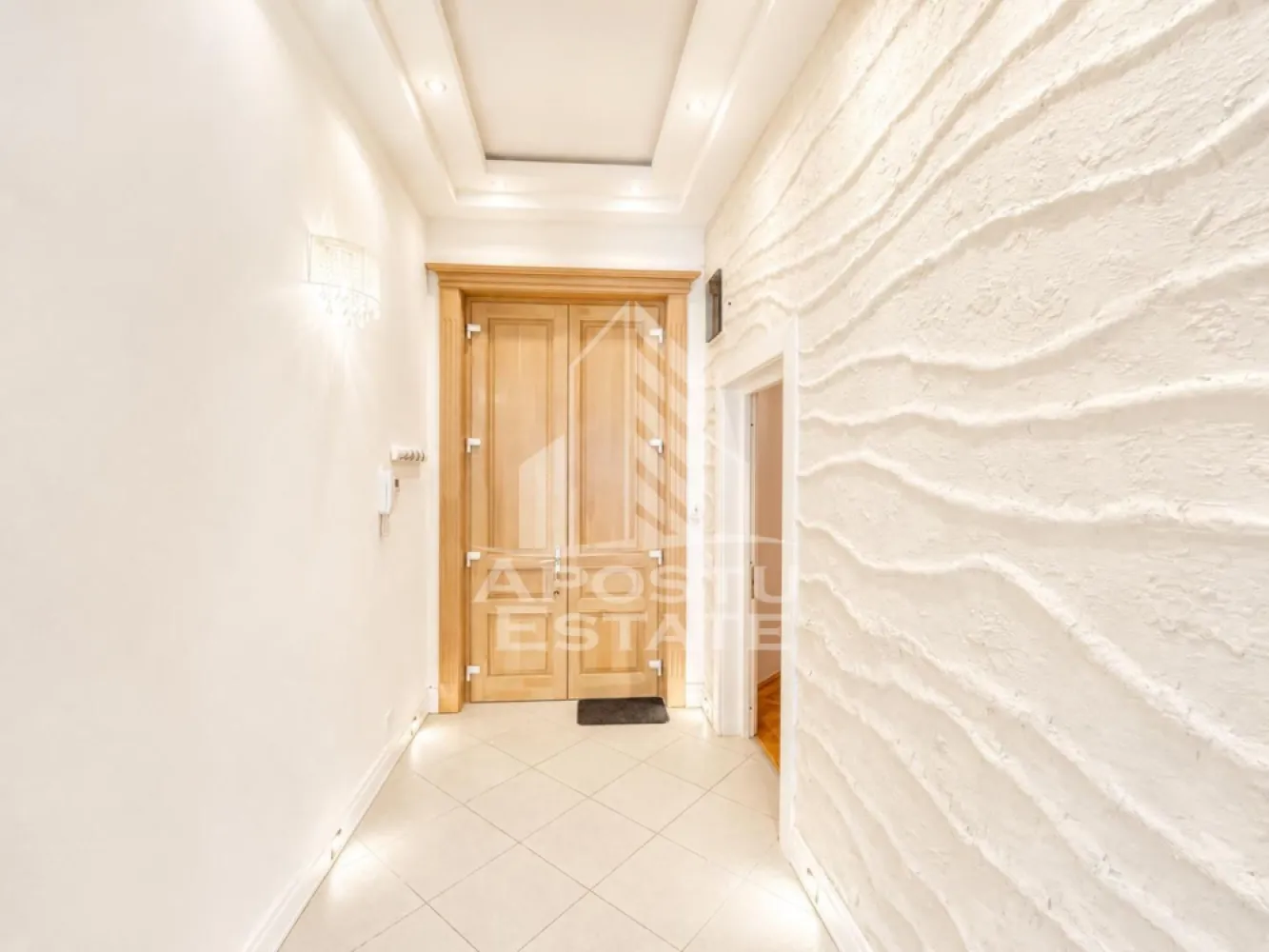 Apartament 3 camere LUX de inchiriat Băile Neptun Timisoara - APOSTU ESTATE va propune spre închiriere un apartament premium cu 3 camere, situat intr-o cladire istorica din zona Baile Neptun, una dintre cele mai apreciate zone rezidentiale din Timisoara.

Apartamentul dispune de o suprafata utila generoasa de 130 mp, compartimentare decomandata si finisaje ultrafinisate, fiind alegerea ideala pentru cei care isi doresc confort, eleganta si acces rapid catre principalele puncte de interes ale orasului.

Imobilul este amplasat intr-o cladire istorica cu personalitate, construita in anul 1890, cu regim de inaltime P+2, intr-o zona linistita si exclusivista. Proprietatea beneficiaza de 3 camere spatioase, 2 bai, bucatarie separata si un ambient rafinat, perfect pentru locuire sau investitie. Apartamentul detine o debara si boxa perfecte pentru depozitare

Avantaje zona:
 • acces rapid catre centrul orasului
 • proximitate fata de Complexul Studentesc si Universitatea Politehnica
 • numeroase restaurante, cafenele si magazine in apropiere
 • acces facil la mijloace de transport in comun
 • parcuri si zone verzi pentru relaxare
 • zona linistita, cu arhitectura deosebita
 • acces rapid catre principalele bulevarde ale orasului

Confortul este completat de toate utilitatile necesare: gaz, curent, apa, canalizare, internet si CATV.