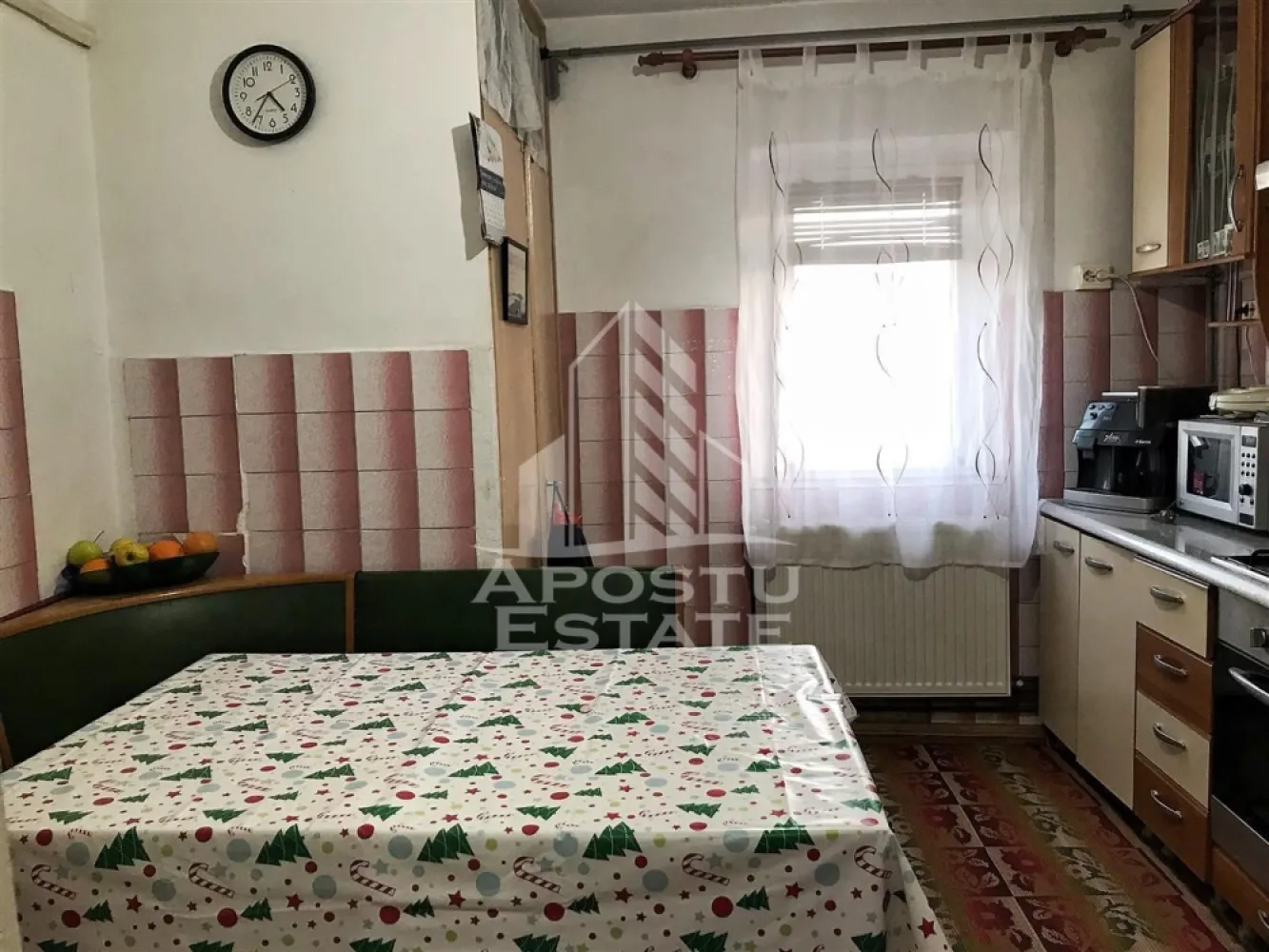 Apartament 3 camere,de vanzare, zona Girocului, Timisoara - APOSTU ESTATE va ofera spre vanzare un apartament cu 3 camere si 2 bai, 2 balcoane, decomandat situat in Timisoara, judetul Timis, Calea Girocului.

Imobilul se intinde pe o suprafata utila de 66 mp se pozitioneaza la etajul 4/4 si este compartimentat astfel:

- hol acces

- bucatarie inchisa

- living spatios cu balcon inchis

- dormitor 1

- dormitor 2+balcon inchis (folosit momentan ca spatiu de depozitare)

- baie cu cada

- baie cu dus

Confortul termic este realizat cu ajutorul centralei termice incalzirea fiind distribuita prin calorifere.

Puncte de interes: Liceul Teoretic Special Iris Scoala generala nr. 25 supermarket piata restaurante.

Detalii tehnice:

- aer conditionat

- centrala proprie

- tamplarie PVC

- centrala proprie

- gresie faianta parchet masiv parchet laminat

- balcon inchis cu PVC

- usa exterior metal

- usi interior lemn

Apartamentul se vinde partial mobilat.

Pentru mai multe detalii nu ezitati sa ne contactati!
Acceptam orice fel de credit bancar. Oferim consultanta si solutii financiare prin colaboratorii nostri pentru a obtine cel mai avantajos credit Ipotecar sau Noua Casa.

Va asteptam cu drag la o vizionare!
CP3121310