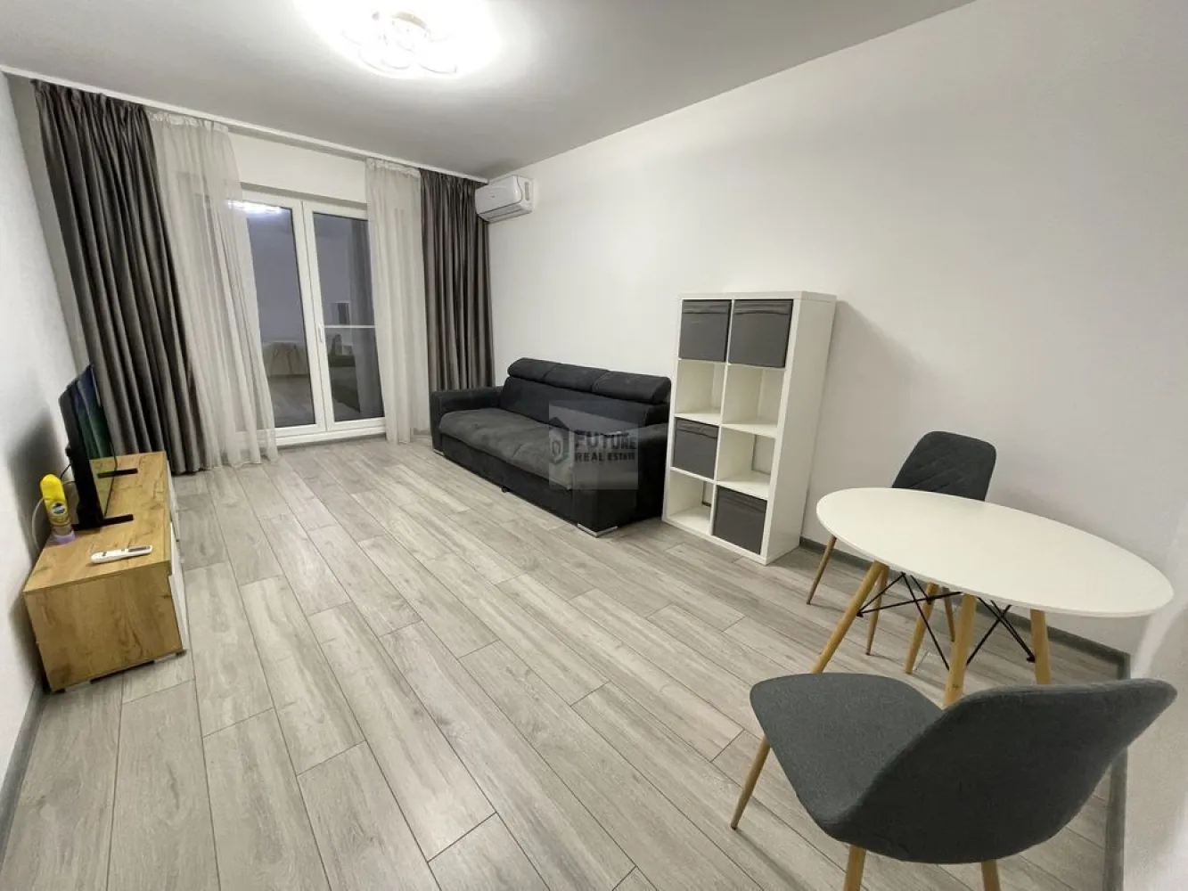 2 Camere Spațioase | Viva Residence | Prima Închiriere - Cauti un cămin modern, curat și gata de mutare? Îți propunem spre închiriere un apartament de 2 camere, situat în complexul Viva Residence (Drumul Binelui 25-27), o zonă liniștită și accesibilă din sectorul 4. De ce să alegi acest apartament: Proaspăt Igienizat: Te bucuri de un spațiu impecabil, pregătit special pentru noii locatari. Complet Echipat: Mobilat modern și utilat cu tot ce ai nevoie pentru un confort sporit. Poziționare Excelentă: Etaj intermediar (3 din 7), ideal pentru eficiență termică și liniște. Loc de Parcare: Opțional, poți uita de grija găsirii unui loc de parcare la întoarcerea acasă. Localizare: 📍 Complex Viva Residence (adiacent Metalurgiei). 🚶 12 minute de mers pe jos până la stația de metrou Apărătorii Patriei (aprox. 1km). Acces facil la centre comerciale, parcuri și mijloace de transport în comun. Apartamentul este disponibil imediat. Pentru mai multe detalii și stabilirea unei vizionări, te invit să mă contactezi telefonic. }}