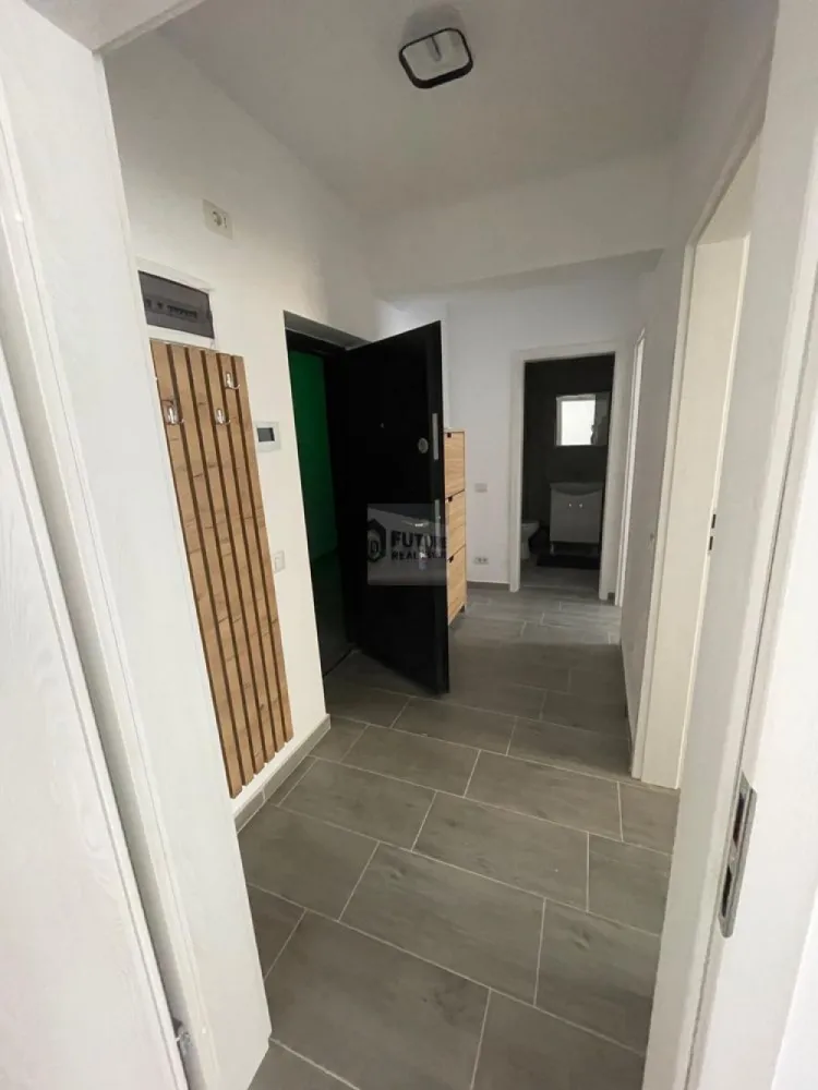 2 Camere Spațioase | Viva Residence | Prima Închiriere - Cauti un cămin modern, curat și gata de mutare? Îți propunem spre închiriere un apartament de 2 camere, situat în complexul Viva Residence (Drumul Binelui 25-27), o zonă liniștită și accesibilă din sectorul 4. De ce să alegi acest apartament: Proaspăt Igienizat: Te bucuri de un spațiu impecabil, pregătit special pentru noii locatari. Complet Echipat: Mobilat modern și utilat cu tot ce ai nevoie pentru un confort sporit. Poziționare Excelentă: Etaj intermediar (3 din 7), ideal pentru eficiență termică și liniște. Loc de Parcare: Opțional, poți uita de grija găsirii unui loc de parcare la întoarcerea acasă. Localizare: 📍 Complex Viva Residence (adiacent Metalurgiei). 🚶 12 minute de mers pe jos până la stația de metrou Apărătorii Patriei (aprox. 1km). Acces facil la centre comerciale, parcuri și mijloace de transport în comun. Apartamentul este disponibil imediat. Pentru mai multe detalii și stabilirea unei vizionări, te invit să mă contactezi telefonic. }}