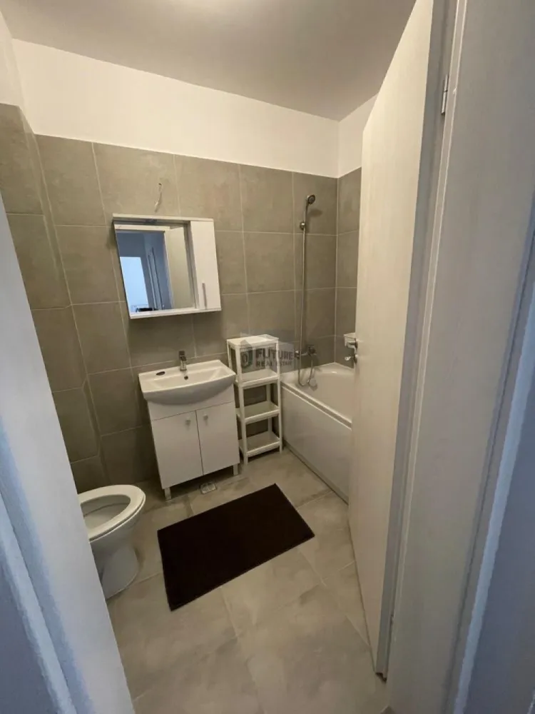 2 Camere Spațioase | Viva Residence | Prima Închiriere - Cauti un cămin modern, curat și gata de mutare? Îți propunem spre închiriere un apartament de 2 camere, situat în complexul Viva Residence (Drumul Binelui 25-27), o zonă liniștită și accesibilă din sectorul 4. De ce să alegi acest apartament: Proaspăt Igienizat: Te bucuri de un spațiu impecabil, pregătit special pentru noii locatari. Complet Echipat: Mobilat modern și utilat cu tot ce ai nevoie pentru un confort sporit. Poziționare Excelentă: Etaj intermediar (3 din 7), ideal pentru eficiență termică și liniște. Loc de Parcare: Opțional, poți uita de grija găsirii unui loc de parcare la întoarcerea acasă. Localizare: 📍 Complex Viva Residence (adiacent Metalurgiei). 🚶 12 minute de mers pe jos până la stația de metrou Apărătorii Patriei (aprox. 1km). Acces facil la centre comerciale, parcuri și mijloace de transport în comun. Apartamentul este disponibil imediat. Pentru mai multe detalii și stabilirea unei vizionări, te invit să mă contactezi telefonic. }}