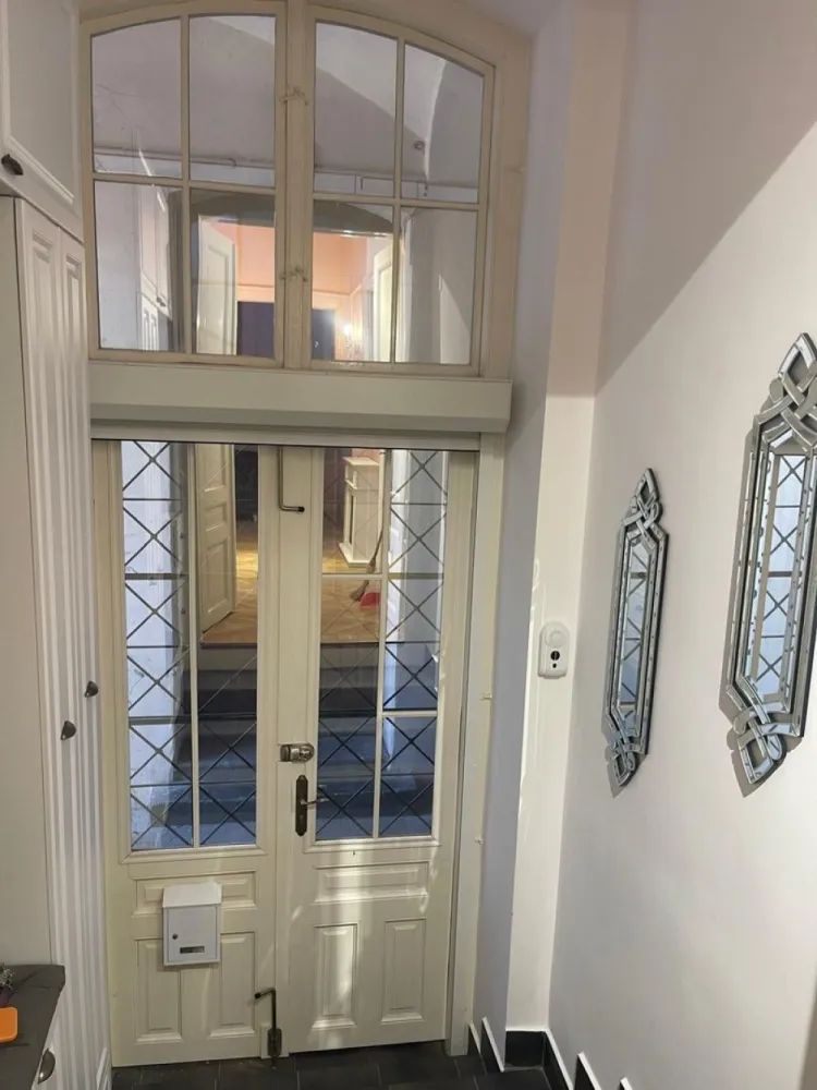 Apartament de lux în inima Oradiei – locație premium lângă Gojdu - APARTAMENT PREMIUM ÎN CENTRUL ISTORIC AL ORADIEI – LÂNGĂ LICEUL GOJDU

Vă prezentăm un apartament elegant și rafinat, situat într-o clădire complet restaurată din Centrul Istoric al Oradiei, la doar câteva minute de Piața Unirii, pietonala Alecsandri, Primărie și Facultatea de Medicină.

Amenajat cu ajutorul unui designer de interior, apartamentul impresionează prin stilul neoclasic, finisajele premium și atmosfera caldă oferită de mobilierul din lemn masiv și detaliile atent alese.

Cu o suprafață utilă de 101 mp, proprietatea este compartimentată armonios în 4 camere spațioase și luminoase, bucătărie, zonă de dining, baie, dressing și hol generos.

Situat la parter, apartamentul beneficiază de acces privat direct din curte, separat de ceilalți locatari. Clădirea este complet renovată (fațadă și acoperiș), iar accesul se realizează prin poartă automată cu telecomandă și interfon.

Dotări și finisaje premium:
• șemineu spectaculos din piatră onix
• mobilier și uși din lemn masiv
• parchet din lemn masiv recondiționat
• electrocasnice de ultimă generație
• ferestre duble din lemn restaurat
• rolete exterioare din aluminiu
• sistem propriu de supraveghere video
• roletă de siguranță montată în spatele ușii de acces
• aparat de apă Kangen

O proprietate exclusivistă, ideală atât pentru locuință premium în centrul orașului, cât și pentru investiție.

Pret : 249.900 euro 

Separat, se poate achiziționa un pachet complementar compus din:
• garaj pentru două mașini – 52 mp, cu poartă electrică
• boxă la demisol – 12 mp
• boxă în curte – 5 mp

Preț pachet: 30.000 €

Contact: Sorin Gligor
Tel: 0731.290.032