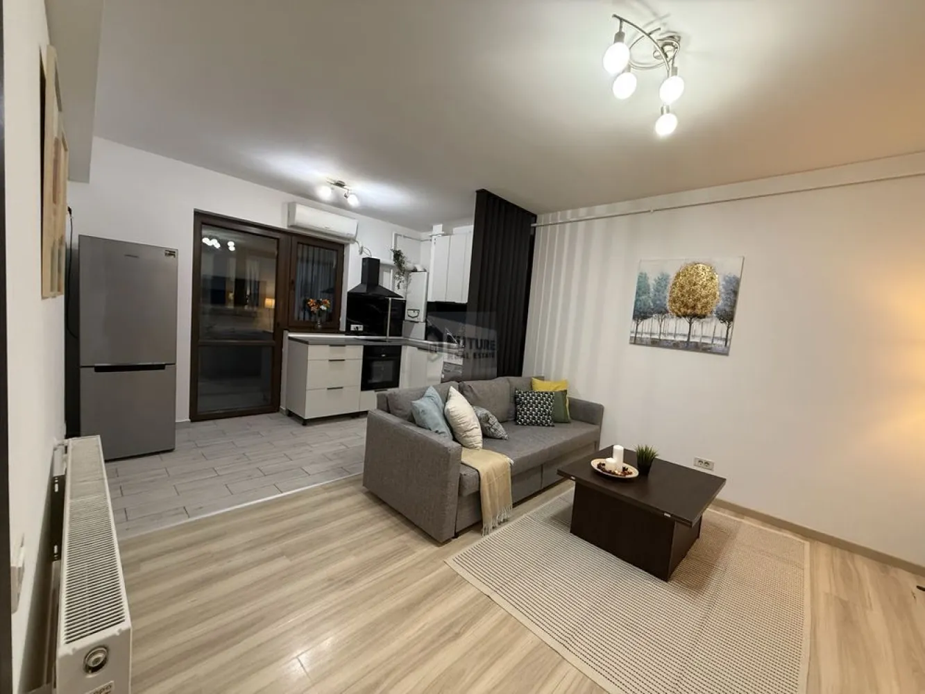 Prima Închiriere: 2 Camere Moderne @ Brown Residence (Metalurgiei) - Cauți un spațiu nou, în care să fii primul locatar? Îți propunem spre închiriere un apartament decomandat, proaspăt amenajat, situat la etajul 1 într-un bloc cochet din complexul Brown Residence. Apartamentul oferă un mix perfect între liniște, confort modern și accesibilitate urbană. ✅ De ce să alegi acest apartament? Totul Nou: Fiind la prima închiriere, te vei bucura de finisaje impecabile și dotări nefolosite. Complet Mobilat & Utilat: Dotat cu tot ce ai nevoie pentru un stil de viață modern (mașină de spălat rufe, cuptor electric, plită cu inducție, frigider, AC). Eficiență: Centrală termică proprie în condensare (consum redus) și contracte individuale pentru utilități deja active. Loc de Parcare: Opțional, ai locul tău asigurat chiar lângă bloc (50 Euro/lună). 🌳 Locație & Facilități: Relaxare: La doar câțiva pași de Parcul Tudor Arghezi – ideal pentru alergarea de dimineață sau plimbări relaxante. Shopping la îndemână: Ești în inima zonei comerciale: Metro, Auchan, Jumbo, Lidl, Kaufland și Grand Arena sunt toate în proximitate. Conectivitate: 3 minute până la stația STB și aproximativ 15 minute pietonal până la Metrou Apărătorii Patriei. 📋 Detalii Contractuale: Configurație: Dormitor primitor, living luminos cu bucătărie open-space, baie și hol. Condiții: Se solicită plata unei luni de chirie + o lună garanție. Reguli: Din dorința de a menține spațiul impecabil, nu se acceptă animale de companie. 📍 Locație: Complex Brown Residence, Metalurgiei. 🏢 Etaj: 1/5 (bloc cu lift). ✨ Ești gata să te muți? Apartamentul este disponibil imediat și se poate viziona cu o programare prealabilă. 📞 Contactează-mă la pentru a stabili o vizionare! }}