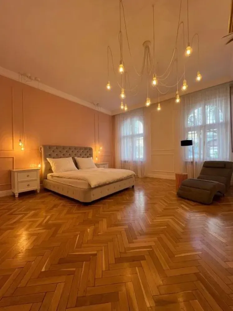 Apartament de lux în inima Oradiei – locație premium lângă Gojdu - APARTAMENT PREMIUM ÎN CENTRUL ISTORIC AL ORADIEI – LÂNGĂ LICEUL GOJDU

Vă prezentăm un apartament elegant și rafinat, situat într-o clădire complet restaurată din Centrul Istoric al Oradiei, la doar câteva minute de Piața Unirii, pietonala Alecsandri, Primărie și Facultatea de Medicină.

Amenajat cu ajutorul unui designer de interior, apartamentul impresionează prin stilul neoclasic, finisajele premium și atmosfera caldă oferită de mobilierul din lemn masiv și detaliile atent alese.

Cu o suprafață utilă de 101 mp, proprietatea este compartimentată armonios în 4 camere spațioase și luminoase, bucătărie, zonă de dining, baie, dressing și hol generos.

Situat la parter, apartamentul beneficiază de acces privat direct din curte, separat de ceilalți locatari. Clădirea este complet renovată (fațadă și acoperiș), iar accesul se realizează prin poartă automată cu telecomandă și interfon.

Dotări și finisaje premium:
• șemineu spectaculos din piatră onix
• mobilier și uși din lemn masiv
• parchet din lemn masiv recondiționat
• electrocasnice de ultimă generație
• ferestre duble din lemn restaurat
• rolete exterioare din aluminiu
• sistem propriu de supraveghere video
• roletă de siguranță montată în spatele ușii de acces
• aparat de apă Kangen

O proprietate exclusivistă, ideală atât pentru locuință premium în centrul orașului, cât și pentru investiție.

Pret : 249.900 euro 

Separat, se poate achiziționa un pachet complementar compus din:
• garaj pentru două mașini – 52 mp, cu poartă electrică
• boxă la demisol – 12 mp
• boxă în curte – 5 mp

Preț pachet: 30.000 €

Contact: Sorin Gligor
Tel: 0731.290.032