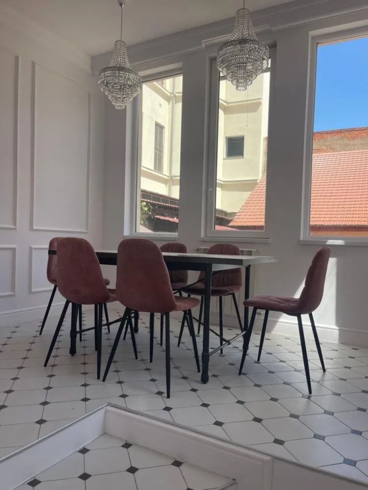 Apartament de lux în inima Oradiei – locație premium lângă Gojdu - APARTAMENT PREMIUM ÎN CENTRUL ISTORIC AL ORADIEI – LÂNGĂ LICEUL GOJDU

Vă prezentăm un apartament elegant și rafinat, situat într-o clădire complet restaurată din Centrul Istoric al Oradiei, la doar câteva minute de Piața Unirii, pietonala Alecsandri, Primărie și Facultatea de Medicină.

Amenajat cu ajutorul unui designer de interior, apartamentul impresionează prin stilul neoclasic, finisajele premium și atmosfera caldă oferită de mobilierul din lemn masiv și detaliile atent alese.

Cu o suprafață utilă de 101 mp, proprietatea este compartimentată armonios în 4 camere spațioase și luminoase, bucătărie, zonă de dining, baie, dressing și hol generos.

Situat la parter, apartamentul beneficiază de acces privat direct din curte, separat de ceilalți locatari. Clădirea este complet renovată (fațadă și acoperiș), iar accesul se realizează prin poartă automată cu telecomandă și interfon.

Dotări și finisaje premium:
• șemineu spectaculos din piatră onix
• mobilier și uși din lemn masiv
• parchet din lemn masiv recondiționat
• electrocasnice de ultimă generație
• ferestre duble din lemn restaurat
• rolete exterioare din aluminiu
• sistem propriu de supraveghere video
• roletă de siguranță montată în spatele ușii de acces
• aparat de apă Kangen

O proprietate exclusivistă, ideală atât pentru locuință premium în centrul orașului, cât și pentru investiție.

Pret : 249.900 euro 

Separat, se poate achiziționa un pachet complementar compus din:
• garaj pentru două mașini – 52 mp, cu poartă electrică
• boxă la demisol – 12 mp
• boxă în curte – 5 mp

Preț pachet: 30.000 €

Contact: Sorin Gligor
Tel: 0731.290.032