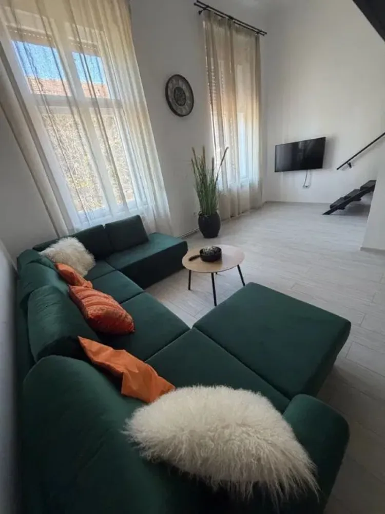 APARTAMENT PREMIUM TIP LOFT ÎN CENTRUL ORADIEI – LÂNGĂ LICEUL GOJDU - Situat într-una dintre cele mai apreciate zone ale Centrului Istoric din Oradea, acest apartament de tip loft impresionează prin designul modern, compartimentarea inteligentă și atmosfera elegantă.

Cu o suprafață utilă de 46 mp, proprietatea este amenajată într-un stil contemporan, cu accente premium și spații bine definite. Zona de living beneficiază de tavane înalte și lumină naturală din plin, iar dormitorul este amplasat la etaj, într-o zonă loft intimă și rafinată, oferind un plus de confort și personalitate întregului apartament.

Poziționarea excelentă, la câțiva pași de Liceul Gojdu, Piața Unirii, pietonala Alecsandri și principalele puncte de interes ale orașului, transformă această proprietate într-o alegere ideală atât pentru locuire, cât și pentru investiție premium sau regim hotelier.

Caracteristici:
• 46 mp utili
• compartimentare tip loft
• dormitor separat la etaj
• spațiu luminos și eficient organizat
• finisaje moderne și ambient elegant
• locație ultracentrală premium

Un apartament cu stil, perfect pentru cei care apreciază designul urban și poziționarea exclusivistă în inima Oradiei.

Pret : 129.900 euro

Contact: Sorin Gligor

Tel: 0731.290.032
