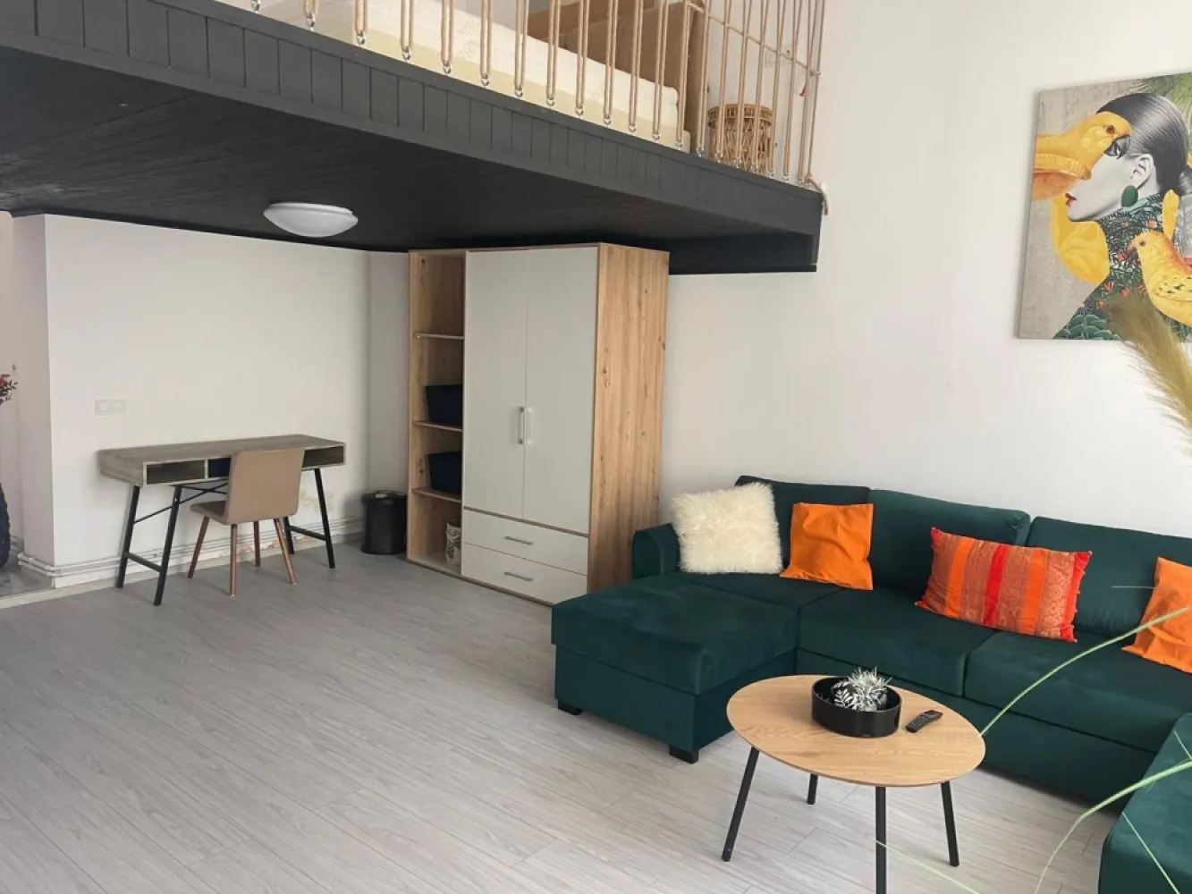 APARTAMENT PREMIUM TIP LOFT ÎN CENTRUL ORADIEI – LÂNGĂ LICEUL GOJDU - Situat într-una dintre cele mai apreciate zone ale Centrului Istoric din Oradea, acest apartament de tip loft impresionează prin designul modern, compartimentarea inteligentă și atmosfera elegantă.

Cu o suprafață utilă de 46 mp, proprietatea este amenajată într-un stil contemporan, cu accente premium și spații bine definite. Zona de living beneficiază de tavane înalte și lumină naturală din plin, iar dormitorul este amplasat la etaj, într-o zonă loft intimă și rafinată, oferind un plus de confort și personalitate întregului apartament.

Poziționarea excelentă, la câțiva pași de Liceul Gojdu, Piața Unirii, pietonala Alecsandri și principalele puncte de interes ale orașului, transformă această proprietate într-o alegere ideală atât pentru locuire, cât și pentru investiție premium sau regim hotelier.

Caracteristici:
• 46 mp utili
• compartimentare tip loft
• dormitor separat la etaj
• spațiu luminos și eficient organizat
• finisaje moderne și ambient elegant
• locație ultracentrală premium

Un apartament cu stil, perfect pentru cei care apreciază designul urban și poziționarea exclusivistă în inima Oradiei.

Pret : 129.900 euro

Contact: Sorin Gligor

Tel: 0731.290.032