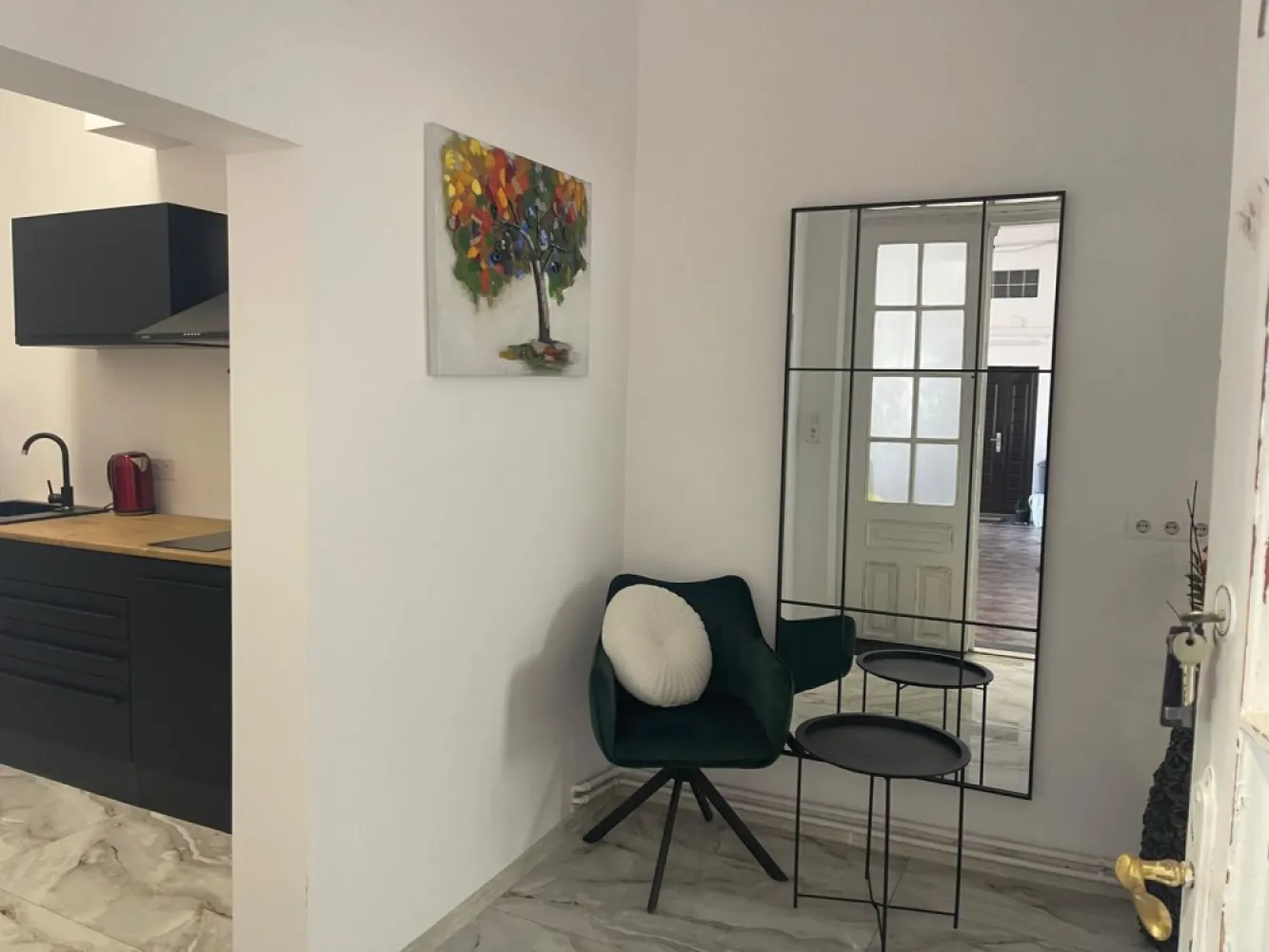 APARTAMENT PREMIUM TIP LOFT ÎN CENTRUL ORADIEI – LÂNGĂ LICEUL GOJDU - Situat într-una dintre cele mai apreciate zone ale Centrului Istoric din Oradea, acest apartament de tip loft impresionează prin designul modern, compartimentarea inteligentă și atmosfera elegantă.

Cu o suprafață utilă de 46 mp, proprietatea este amenajată într-un stil contemporan, cu accente premium și spații bine definite. Zona de living beneficiază de tavane înalte și lumină naturală din plin, iar dormitorul este amplasat la etaj, într-o zonă loft intimă și rafinată, oferind un plus de confort și personalitate întregului apartament.

Poziționarea excelentă, la câțiva pași de Liceul Gojdu, Piața Unirii, pietonala Alecsandri și principalele puncte de interes ale orașului, transformă această proprietate într-o alegere ideală atât pentru locuire, cât și pentru investiție premium sau regim hotelier.

Caracteristici:
• 46 mp utili
• compartimentare tip loft
• dormitor separat la etaj
• spațiu luminos și eficient organizat
• finisaje moderne și ambient elegant
• locație ultracentrală premium

Un apartament cu stil, perfect pentru cei care apreciază designul urban și poziționarea exclusivistă în inima Oradiei.

Pret : 129.900 euro

Contact: Sorin Gligor

Tel: 0731.290.032