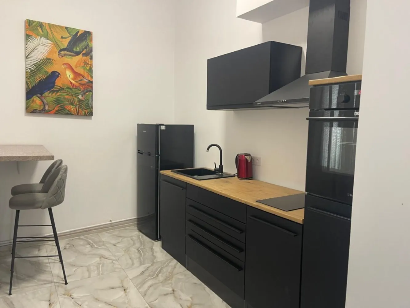 APARTAMENT PREMIUM TIP LOFT ÎN CENTRUL ORADIEI – LÂNGĂ LICEUL GOJDU - Situat într-una dintre cele mai apreciate zone ale Centrului Istoric din Oradea, acest apartament de tip loft impresionează prin designul modern, compartimentarea inteligentă și atmosfera elegantă.

Cu o suprafață utilă de 46 mp, proprietatea este amenajată într-un stil contemporan, cu accente premium și spații bine definite. Zona de living beneficiază de tavane înalte și lumină naturală din plin, iar dormitorul este amplasat la etaj, într-o zonă loft intimă și rafinată, oferind un plus de confort și personalitate întregului apartament.

Poziționarea excelentă, la câțiva pași de Liceul Gojdu, Piața Unirii, pietonala Alecsandri și principalele puncte de interes ale orașului, transformă această proprietate într-o alegere ideală atât pentru locuire, cât și pentru investiție premium sau regim hotelier.

Caracteristici:
• 46 mp utili
• compartimentare tip loft
• dormitor separat la etaj
• spațiu luminos și eficient organizat
• finisaje moderne și ambient elegant
• locație ultracentrală premium

Un apartament cu stil, perfect pentru cei care apreciază designul urban și poziționarea exclusivistă în inima Oradiei.

Pret : 129.900 euro

Contact: Sorin Gligor

Tel: 0731.290.032