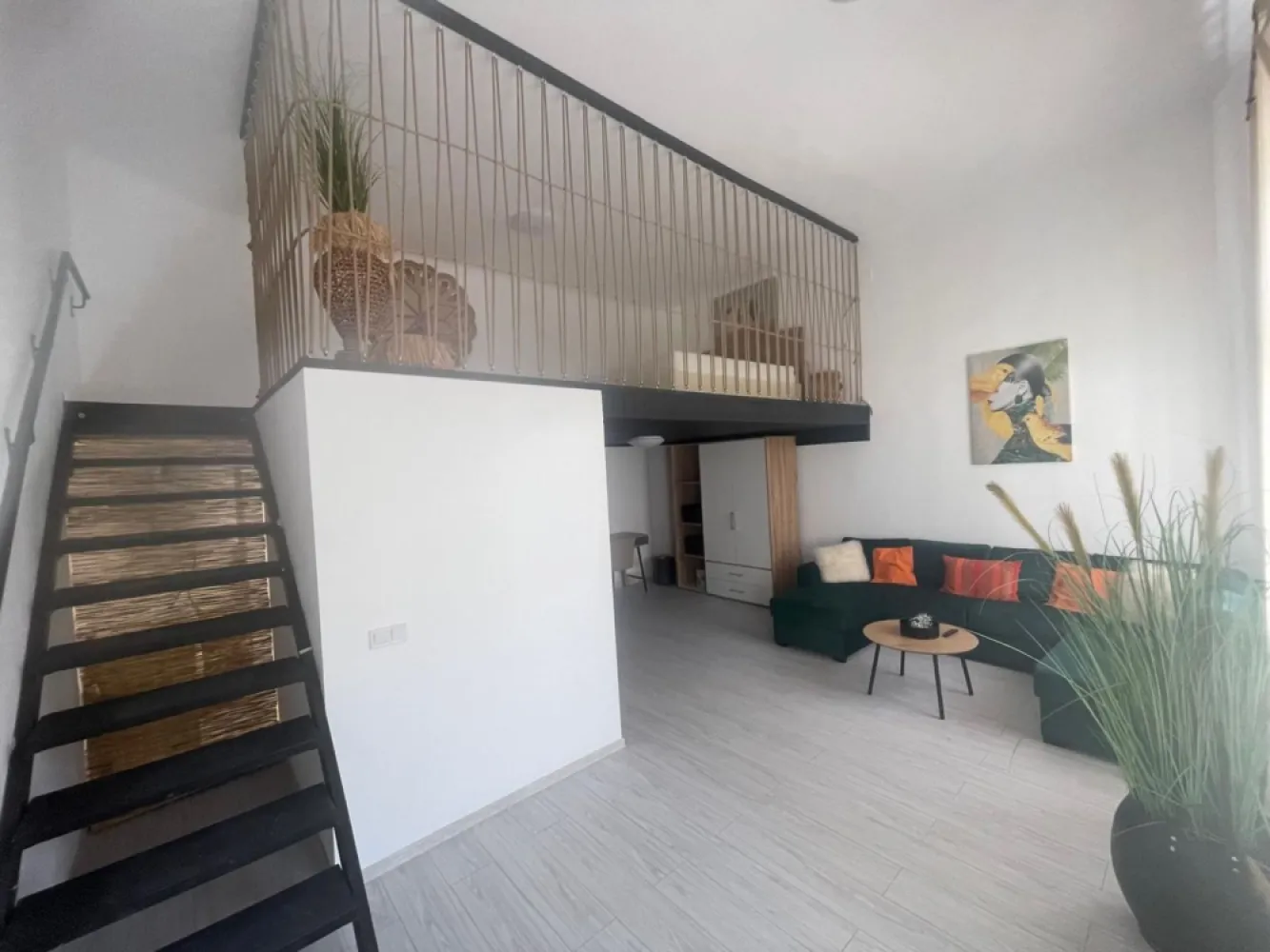 APARTAMENT PREMIUM TIP LOFT ÎN CENTRUL ORADIEI – LÂNGĂ LICEUL GOJDU - Situat într-una dintre cele mai apreciate zone ale Centrului Istoric din Oradea, acest apartament de tip loft impresionează prin designul modern, compartimentarea inteligentă și atmosfera elegantă.

Cu o suprafață utilă de 46 mp, proprietatea este amenajată într-un stil contemporan, cu accente premium și spații bine definite. Zona de living beneficiază de tavane înalte și lumină naturală din plin, iar dormitorul este amplasat la etaj, într-o zonă loft intimă și rafinată, oferind un plus de confort și personalitate întregului apartament.

Poziționarea excelentă, la câțiva pași de Liceul Gojdu, Piața Unirii, pietonala Alecsandri și principalele puncte de interes ale orașului, transformă această proprietate într-o alegere ideală atât pentru locuire, cât și pentru investiție premium sau regim hotelier.

Caracteristici:
• 46 mp utili
• compartimentare tip loft
• dormitor separat la etaj
• spațiu luminos și eficient organizat
• finisaje moderne și ambient elegant
• locație ultracentrală premium

Un apartament cu stil, perfect pentru cei care apreciază designul urban și poziționarea exclusivistă în inima Oradiei.

Pret : 129.900 euro

Contact: Sorin Gligor

Tel: 0731.290.032