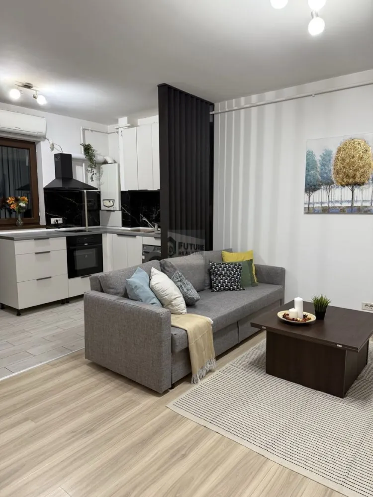 Prima Închiriere: 2 Camere Moderne @ Brown Residence (Metalurgiei) - Cauți un spațiu nou, în care să fii primul locatar? Îți propunem spre închiriere un apartament decomandat, proaspăt amenajat, situat la etajul 1 într-un bloc cochet din complexul Brown Residence. Apartamentul oferă un mix perfect între liniște, confort modern și accesibilitate urbană. ✅ De ce să alegi acest apartament? Totul Nou: Fiind la prima închiriere, te vei bucura de finisaje impecabile și dotări nefolosite. Complet Mobilat & Utilat: Dotat cu tot ce ai nevoie pentru un stil de viață modern (mașină de spălat rufe, cuptor electric, plită cu inducție, frigider, AC). Eficiență: Centrală termică proprie în condensare (consum redus) și contracte individuale pentru utilități deja active. Loc de Parcare: Opțional, ai locul tău asigurat chiar lângă bloc (50 Euro/lună). 🌳 Locație & Facilități: Relaxare: La doar câțiva pași de Parcul Tudor Arghezi – ideal pentru alergarea de dimineață sau plimbări relaxante. Shopping la îndemână: Ești în inima zonei comerciale: Metro, Auchan, Jumbo, Lidl, Kaufland și Grand Arena sunt toate în proximitate. Conectivitate: 3 minute până la stația STB și aproximativ 15 minute pietonal până la Metrou Apărătorii Patriei. 📋 Detalii Contractuale: Configurație: Dormitor primitor, living luminos cu bucătărie open-space, baie și hol. Condiții: Se solicită plata unei luni de chirie + o lună garanție. Reguli: Din dorința de a menține spațiul impecabil, nu se acceptă animale de companie. 📍 Locație: Complex Brown Residence, Metalurgiei. 🏢 Etaj: 1/5 (bloc cu lift). ✨ Ești gata să te muți? Apartamentul este disponibil imediat și se poate viziona cu o programare prealabilă. 📞 Contactează-mă la pentru a stabili o vizionare! }}