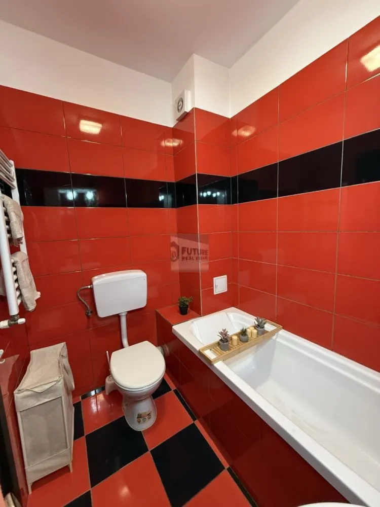 Prima Închiriere: 2 Camere Moderne @ Brown Residence (Metalurgiei) - Cauți un spațiu nou, în care să fii primul locatar? Îți propunem spre închiriere un apartament decomandat, proaspăt amenajat, situat la etajul 1 într-un bloc cochet din complexul Brown Residence. Apartamentul oferă un mix perfect între liniște, confort modern și accesibilitate urbană. ✅ De ce să alegi acest apartament? Totul Nou: Fiind la prima închiriere, te vei bucura de finisaje impecabile și dotări nefolosite. Complet Mobilat & Utilat: Dotat cu tot ce ai nevoie pentru un stil de viață modern (mașină de spălat rufe, cuptor electric, plită cu inducție, frigider, AC). Eficiență: Centrală termică proprie în condensare (consum redus) și contracte individuale pentru utilități deja active. Loc de Parcare: Opțional, ai locul tău asigurat chiar lângă bloc (50 Euro/lună). 🌳 Locație & Facilități: Relaxare: La doar câțiva pași de Parcul Tudor Arghezi – ideal pentru alergarea de dimineață sau plimbări relaxante. Shopping la îndemână: Ești în inima zonei comerciale: Metro, Auchan, Jumbo, Lidl, Kaufland și Grand Arena sunt toate în proximitate. Conectivitate: 3 minute până la stația STB și aproximativ 15 minute pietonal până la Metrou Apărătorii Patriei. 📋 Detalii Contractuale: Configurație: Dormitor primitor, living luminos cu bucătărie open-space, baie și hol. Condiții: Se solicită plata unei luni de chirie + o lună garanție. Reguli: Din dorința de a menține spațiul impecabil, nu se acceptă animale de companie. 📍 Locație: Complex Brown Residence, Metalurgiei. 🏢 Etaj: 1/5 (bloc cu lift). ✨ Ești gata să te muți? Apartamentul este disponibil imediat și se poate viziona cu o programare prealabilă. 📞 Contactează-mă la pentru a stabili o vizionare! }}