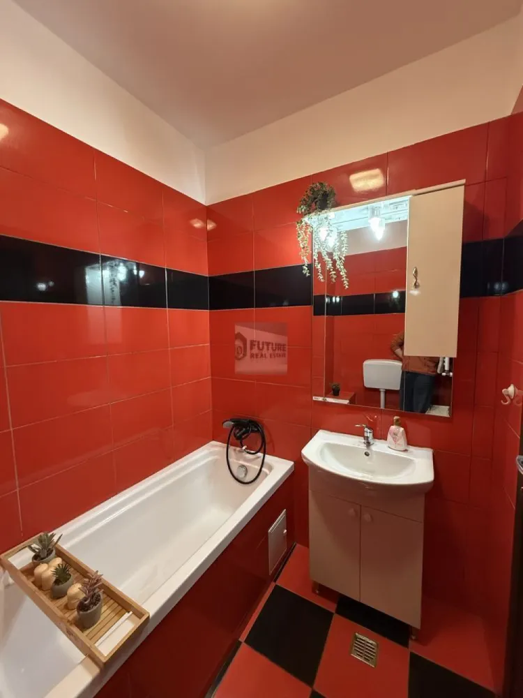 Prima Închiriere: 2 Camere Moderne @ Brown Residence (Metalurgiei) - Cauți un spațiu nou, în care să fii primul locatar? Îți propunem spre închiriere un apartament decomandat, proaspăt amenajat, situat la etajul 1 într-un bloc cochet din complexul Brown Residence. Apartamentul oferă un mix perfect între liniște, confort modern și accesibilitate urbană. ✅ De ce să alegi acest apartament? Totul Nou: Fiind la prima închiriere, te vei bucura de finisaje impecabile și dotări nefolosite. Complet Mobilat & Utilat: Dotat cu tot ce ai nevoie pentru un stil de viață modern (mașină de spălat rufe, cuptor electric, plită cu inducție, frigider, AC). Eficiență: Centrală termică proprie în condensare (consum redus) și contracte individuale pentru utilități deja active. Loc de Parcare: Opțional, ai locul tău asigurat chiar lângă bloc (50 Euro/lună). 🌳 Locație & Facilități: Relaxare: La doar câțiva pași de Parcul Tudor Arghezi – ideal pentru alergarea de dimineață sau plimbări relaxante. Shopping la îndemână: Ești în inima zonei comerciale: Metro, Auchan, Jumbo, Lidl, Kaufland și Grand Arena sunt toate în proximitate. Conectivitate: 3 minute până la stația STB și aproximativ 15 minute pietonal până la Metrou Apărătorii Patriei. 📋 Detalii Contractuale: Configurație: Dormitor primitor, living luminos cu bucătărie open-space, baie și hol. Condiții: Se solicită plata unei luni de chirie + o lună garanție. Reguli: Din dorința de a menține spațiul impecabil, nu se acceptă animale de companie. 📍 Locație: Complex Brown Residence, Metalurgiei. 🏢 Etaj: 1/5 (bloc cu lift). ✨ Ești gata să te muți? Apartamentul este disponibil imediat și se poate viziona cu o programare prealabilă. 📞 Contactează-mă la pentru a stabili o vizionare! }}