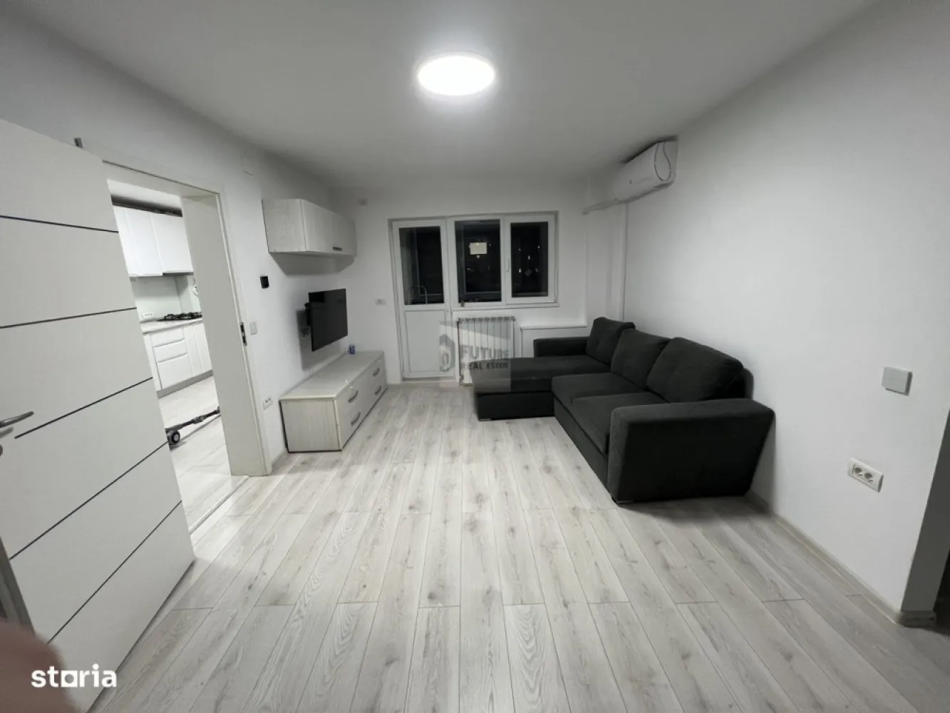„Upgrade” la 5 stele lângă Parc & Metrou | Parcare Inclusă - Dacă ești în căutarea acelui apartament unde proprietarul s-a gândit la toate, oprește-te aici! Avem un 2 camere de 50mp, situat strategic între Piața Sudului și Brâncoveanu, care bifează absolut toate pretențiile unui chiriaș modern. 🌟 De ce este acest apartament „altfel”? Nu e doar o chirie, e un spațiu gândit pentru confort maxim: Somn de calitate: Rulouri exterioare și geamuri tripan. Poți face „noapte” în plină zi – ideal dacă lucrezi de noapte sau vrei un weekend de maraton Netflix. Aer curat și temperatură ideală: Ai AC nu doar în living, ci și în dormitor ȘI în bucătărie. Adio disconfort vara! Sănătate la robinet: Filtru de apă cu mineralizare (3 cartuse). Scapi de cărat bidoane de apă de la supermarket. Bucătărie de revistă: Mobilier din MDF înfoliat, mașină de spălat vase (pentru că timpul tău e prețios) și tot ce ai nevoie pentru a găti ca un chef. 📍 Locație de TOP (Lângă tot ce contează): Transport: Ești la „mustață” de metrou: 4 min până la Piața Sudului, 5 min până la Brâncoveanu. Acces direct și rapid către Nord! Lifestyle: Shopping la Sun Plaza, Mega Image NON-STOP pentru pofte nocturne și cele mai tari săli de fitness (World Class, Kom Fitness). Natură: Parcul Orășelul Copiilor este practic „curtea ta din spate”. 🚗 Bonus și Transparență: Loc de parcare inclus în preț! (Știi cât de greu se găsește în zonă). Legalitate 100%: Contractul se înregistrează la Notar și la ANAF. Stabilitate și siguranță pentru ambele părți. ⚠️ Profil Chiriaș: Căutăm persoane nefumătoare, care apreciază calitatea și ordinea. Fără animale de companie. 💰 Condiții: 1 lună chirie + 1 lună garanție. Nu lăsa pe altcineva să se bucure de filtrul ăla de apă și de liniștea tripanului! 📞 Sună acum pentru o vizionare! }}