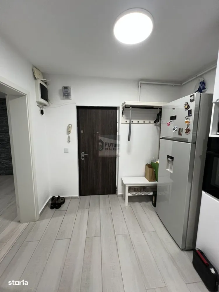 „Upgrade” la 5 stele lângă Parc & Metrou | Parcare Inclusă - Dacă ești în căutarea acelui apartament unde proprietarul s-a gândit la toate, oprește-te aici! Avem un 2 camere de 50mp, situat strategic între Piața Sudului și Brâncoveanu, care bifează absolut toate pretențiile unui chiriaș modern. 🌟 De ce este acest apartament „altfel”? Nu e doar o chirie, e un spațiu gândit pentru confort maxim: Somn de calitate: Rulouri exterioare și geamuri tripan. Poți face „noapte” în plină zi – ideal dacă lucrezi de noapte sau vrei un weekend de maraton Netflix. Aer curat și temperatură ideală: Ai AC nu doar în living, ci și în dormitor ȘI în bucătărie. Adio disconfort vara! Sănătate la robinet: Filtru de apă cu mineralizare (3 cartuse). Scapi de cărat bidoane de apă de la supermarket. Bucătărie de revistă: Mobilier din MDF înfoliat, mașină de spălat vase (pentru că timpul tău e prețios) și tot ce ai nevoie pentru a găti ca un chef. 📍 Locație de TOP (Lângă tot ce contează): Transport: Ești la „mustață” de metrou: 4 min până la Piața Sudului, 5 min până la Brâncoveanu. Acces direct și rapid către Nord! Lifestyle: Shopping la Sun Plaza, Mega Image NON-STOP pentru pofte nocturne și cele mai tari săli de fitness (World Class, Kom Fitness). Natură: Parcul Orășelul Copiilor este practic „curtea ta din spate”. 🚗 Bonus și Transparență: Loc de parcare inclus în preț! (Știi cât de greu se găsește în zonă). Legalitate 100%: Contractul se înregistrează la Notar și la ANAF. Stabilitate și siguranță pentru ambele părți. ⚠️ Profil Chiriaș: Căutăm persoane nefumătoare, care apreciază calitatea și ordinea. Fără animale de companie. 💰 Condiții: 1 lună chirie + 1 lună garanție. Nu lăsa pe altcineva să se bucure de filtrul ăla de apă și de liniștea tripanului! 📞 Sună acum pentru o vizionare! }}