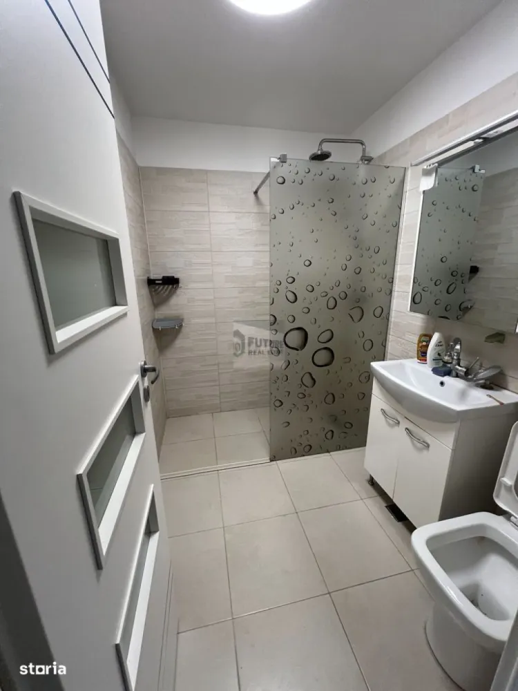 „Upgrade” la 5 stele lângă Parc & Metrou | Parcare Inclusă - Dacă ești în căutarea acelui apartament unde proprietarul s-a gândit la toate, oprește-te aici! Avem un 2 camere de 50mp, situat strategic între Piața Sudului și Brâncoveanu, care bifează absolut toate pretențiile unui chiriaș modern. 🌟 De ce este acest apartament „altfel”? Nu e doar o chirie, e un spațiu gândit pentru confort maxim: Somn de calitate: Rulouri exterioare și geamuri tripan. Poți face „noapte” în plină zi – ideal dacă lucrezi de noapte sau vrei un weekend de maraton Netflix. Aer curat și temperatură ideală: Ai AC nu doar în living, ci și în dormitor ȘI în bucătărie. Adio disconfort vara! Sănătate la robinet: Filtru de apă cu mineralizare (3 cartuse). Scapi de cărat bidoane de apă de la supermarket. Bucătărie de revistă: Mobilier din MDF înfoliat, mașină de spălat vase (pentru că timpul tău e prețios) și tot ce ai nevoie pentru a găti ca un chef. 📍 Locație de TOP (Lângă tot ce contează): Transport: Ești la „mustață” de metrou: 4 min până la Piața Sudului, 5 min până la Brâncoveanu. Acces direct și rapid către Nord! Lifestyle: Shopping la Sun Plaza, Mega Image NON-STOP pentru pofte nocturne și cele mai tari săli de fitness (World Class, Kom Fitness). Natură: Parcul Orășelul Copiilor este practic „curtea ta din spate”. 🚗 Bonus și Transparență: Loc de parcare inclus în preț! (Știi cât de greu se găsește în zonă). Legalitate 100%: Contractul se înregistrează la Notar și la ANAF. Stabilitate și siguranță pentru ambele părți. ⚠️ Profil Chiriaș: Căutăm persoane nefumătoare, care apreciază calitatea și ordinea. Fără animale de companie. 💰 Condiții: 1 lună chirie + 1 lună garanție. Nu lăsa pe altcineva să se bucure de filtrul ăla de apă și de liniștea tripanului! 📞 Sună acum pentru o vizionare! }}