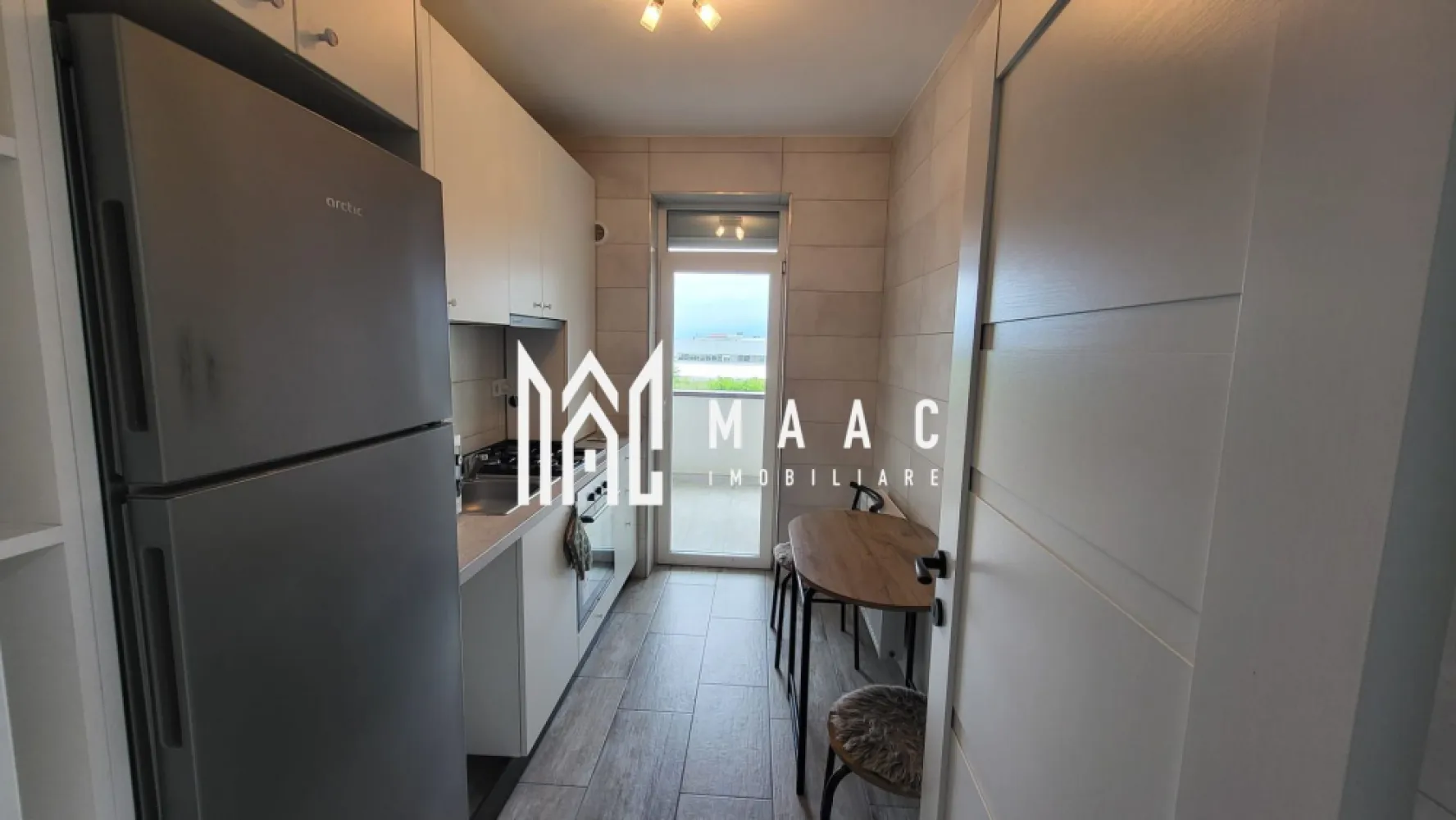 Apartament 3 Camere | Loc De Parcare | 68 MPU - MAAC Imobiliare oferă spre închiriere un apartament cu 3 camere, situat la etajul 3 al unui imobil dotat cu lift. Apartamentul se află în zona Broscărie, cu acces din strada Henri Coandă, în imediata apropiere a fabricii Trans Agape.

Compartimentare:
~2 dormitoare 
~Living 
~ 2 Bai 
~Hol
~Bucătărie 

Pentru mai multe detalii și programarea unei vizionări, vă rugăm să ne contactați menționând ID: CP2831437.