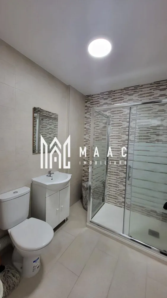 Apartament 3 Camere | Loc De Parcare | 68 MPU - MAAC Imobiliare oferă spre închiriere un apartament cu 3 camere, situat la etajul 3 al unui imobil dotat cu lift. Apartamentul se află în zona Broscărie, cu acces din strada Henri Coandă, în imediata apropiere a fabricii Trans Agape.

Compartimentare:
~2 dormitoare 
~Living 
~ 2 Bai 
~Hol
~Bucătărie 

Pentru mai multe detalii și programarea unei vizionări, vă rugăm să ne contactați menționând ID: CP2831437.