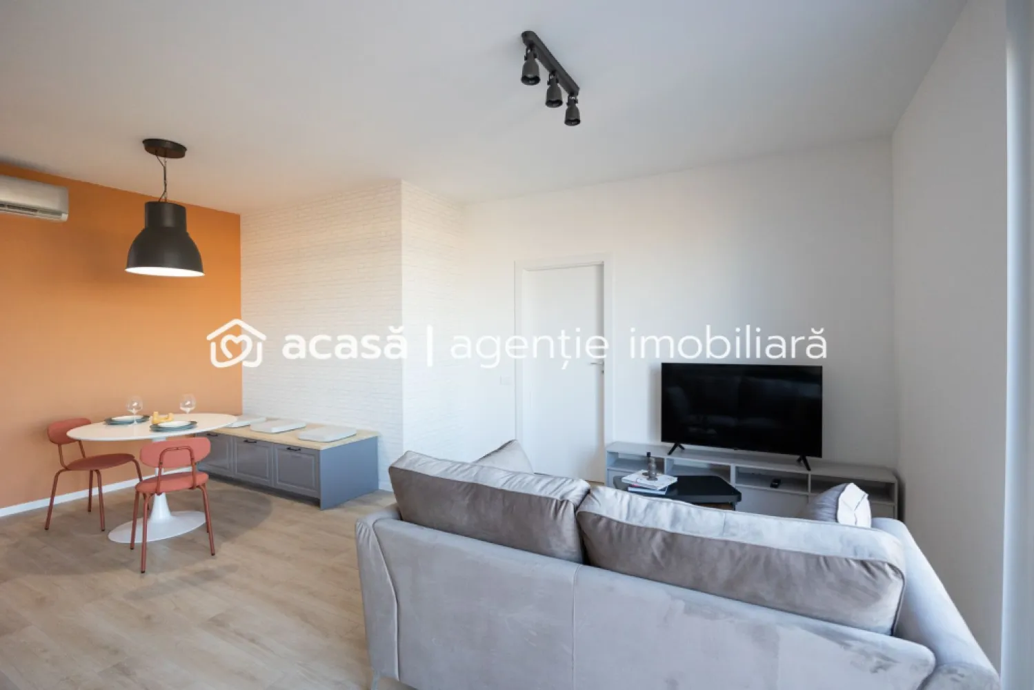 Ultimul apartament disponibil acum! R38 - Ared City - Cauți un apartament care să fie mai mult decât „o locuință”? Un loc în care intri și simți că e gata pentru tine — mobilat, utilat, modern, smart. Acest apartament din ARED CITY, ultimul disponibil acum în bloc R38, e genul pe care îl vezi o dată și îți spui: „Aici m-aș muta.”

✨ Etaj 5 | parcare inclusă | disponibil imediat
🧩 53 mp utili / living open-space / dormitor luminos / baie modernă / logie
🚀 încălzire în pardoseală | aer condiționat | rolete electrice | Smart Home | lift | bloc nou

Acum partea rară: acces direct la ARED Active Park – 1.6 hectare de spații verzi și zone de relaxare. Imaginează-ți diminețile cu cafeaua pe logie și o plimbare în parc, fără să pornești mașina.

Și dacă te gândești la investiție: apartamentul este închiriat până în mai 2026, ceea ce înseamnă stabilitate și randament imediat, într-un cartier modern cu potențial de apreciere.

Preț listare: 139.929 € (TVA inclus)
✅ Comision 0% | ✅ Cumperi direct de la dezvoltator | ✅ Fără agenții

📞 Sună‑mă acum, sunt Mihai Molnar, și am numărul de telefon: 0761 899 230

💳 Nu dispui de toată suma? Te ajutăm gratuit! Îți obținem oferte de la 16 bănci.

🏠 Ai o proprietate de vânzare în Arad și vrei să știi cât valorează cu adevărat. Sună‑mă pentru o evaluare gratuită, fără obligații.

🏢 ARED CITY | Birou Centru
Bulevardul Decebal 2, Arad 310133