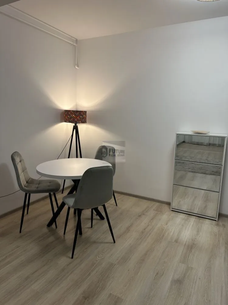 PRIMA ÎNCHIRIERE – Bloc 2025 – 2 Camere Brown Residence - Ești în căutarea unui apartament unde ești primul locatar? De ce să alegi acest apartament? ✅ Totul Nou: Bloc finalizat în 2025, mobilier și electrocasnice noi. ✅ Confort: Centrală proprie (costuri mici de întreținere) + AC. ✅ Conectivitate: Metrou Apărătorii Patriei aproape + STB 241 la poartă. ✅ Shopping Hub: Toate marile magazine (Lidl, Kaufland, Grand Arena, Selgros etc.) la 2-5 minute distanță. ✅ Natură: Aproape de Parcul Tudor Arghezi. Apartamentul este configurat ideal pentru un cuplu sau o persoană singură care apreciază calitatea și stilul modern. 📞 Contactează-mă pentru o vizionare ! }}