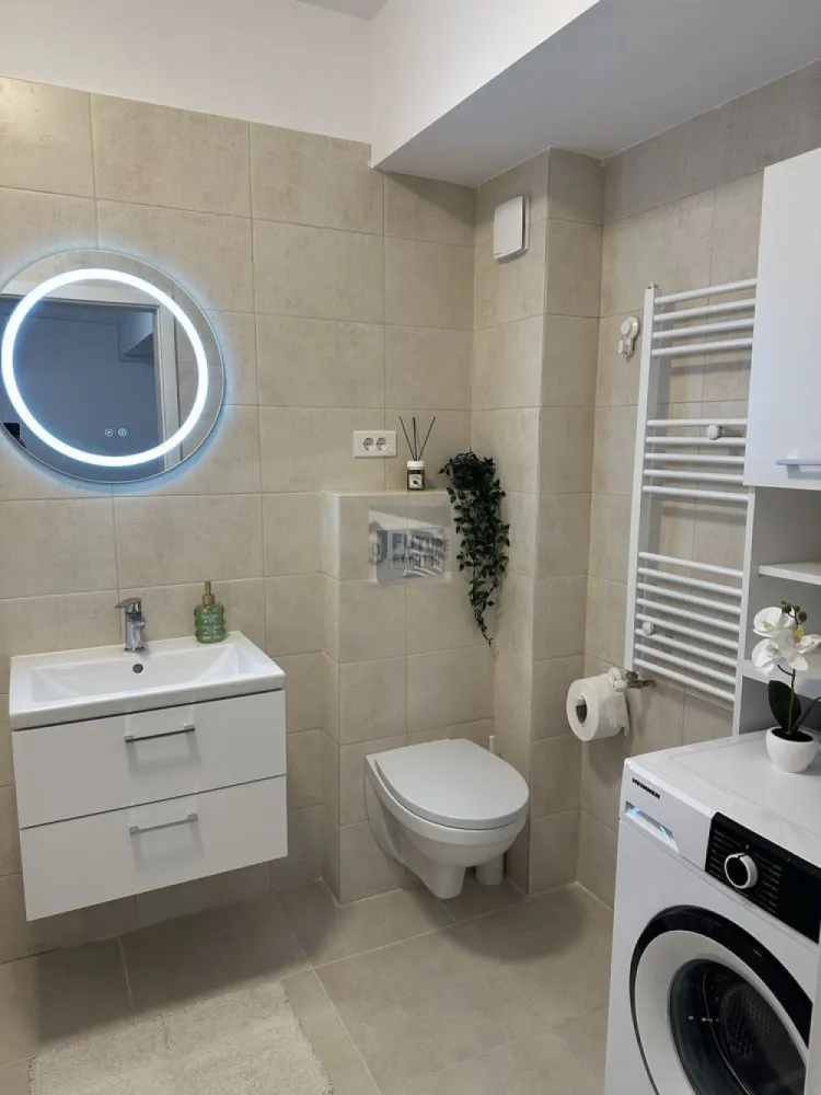 PRIMA ÎNCHIRIERE – Bloc 2025 – 2 Camere Brown Residence - Ești în căutarea unui apartament unde ești primul locatar? De ce să alegi acest apartament? ✅ Totul Nou: Bloc finalizat în 2025, mobilier și electrocasnice noi. ✅ Confort: Centrală proprie (costuri mici de întreținere) + AC. ✅ Conectivitate: Metrou Apărătorii Patriei aproape + STB 241 la poartă. ✅ Shopping Hub: Toate marile magazine (Lidl, Kaufland, Grand Arena, Selgros etc.) la 2-5 minute distanță. ✅ Natură: Aproape de Parcul Tudor Arghezi. Apartamentul este configurat ideal pentru un cuplu sau o persoană singură care apreciază calitatea și stilul modern. 📞 Contactează-mă pentru o vizionare ! }}