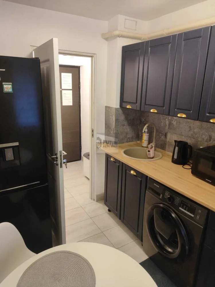 Cozy & Modern @ Piața Sudului - Cauți un apartament în care să te muți imediat, aproape de tot ce contează în Sectorul 4? De ce să alegi acest apartament: ✅ Locație Top: Pe Șoseaua Olteniței, la 5 min de metrou și Sun Plaza. ✅ Mobilier Nou: Amenajat modern, cu accent pe funcționalitate. ✅ Utilat Complet: Ai tot ce îți trebuie, de la mașină de spălat la frigider și aragaz. ✅ Verde: Ai Parcul Tineretului și Delta Văcărești "în curtea din spate". Detalii tehnice: 2 Camere (Semidecomandat) Suprafață: 42 mp Etaj: Parter / 8 🚫 Fără animale de companie Sună acum pentru a programa o vizionare! }}