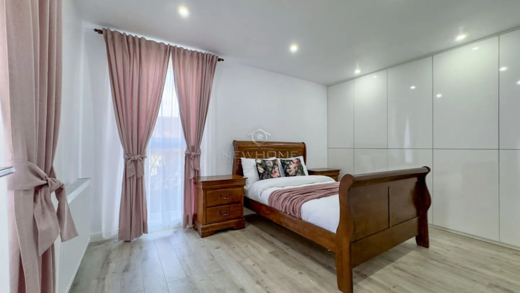 Apartament cu 3 camere de închiriat în zona Centrală - NewHOME Imobiliare ofera in EXCLUSIVITATE spre închiriere apartament modern cu 3 camere. Situat in zona CENTRALĂ. Apartamentul este amplasat la etajul 1 din 5 intr-un imobil nou finalizat in anul 2020, dispune de suprafata utilă 65 mp + 5 balcon. Compartimentat astfel: hol, living impreuna cu bucataria, 2 dormitoare, 1 baie, 1 balcon, 1 loc de PARCARE subteran inclus in pret. Pentru confortul Dvs. se inchiriaza complet mobilat/utilat, cum se vede in poze, dotat cu centrala termica proprie, AER condiționat, electrocasnice de calitate. Avand in vedere poziția si avantajele zonei este una de interes maxim, fiind in apropiere de centrul orasului, mijloacele de transport in comun, magazine alimentare, scoli/ gradinite, farmacii, banci etc. Pentru mai multe informatii si pentru a programa o vizionare, contactati-ne cu incredere!