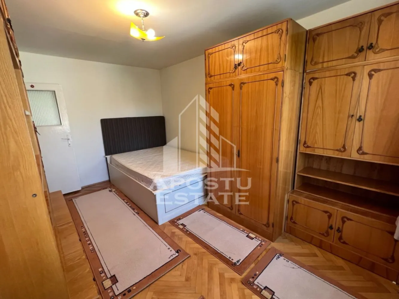 Apartament cu 2 camere de inchiriat, centrala proprie, zona Medicina - Agentia imobiliara APOSTU ESTATE va propune spre inchiriere un apartament cu 2 camere, spatios si luminos, situat in Timisoara, zona Medicina, o zona linistita si bine pozitionata din Timisoara, potrivit pentru studenti, cupluri sau familii care isi doresc o locuinta unde sa se simta confortabil si cu acces facil catre Universitatea de Medicina, statii de autobuz, supermarketuri , magazine de zona, parcuri.

Suprafata utila: 50 mp
Compartimentare eficienta:
-Hol de acces generos
-Bucatarie complet mobilata si utilata
-Living luminos si spatios
-Dormitor mobilat si utilat
-Baie prevazuta cu cada

Confort si facilitati:
-Incalzirea apartamentului: centrala proprie
-Apartamentul este complet mobilat si utilat

Localizare:
-Timis,Timisoara, zona Medicina– acces facil spre Universitatea de Medicina, magazine, supermarketuri, parcuri si mijloace de transport in comun.

Ideal pentru:
-Studenti
-Cupluri
-Familii

Disponibilitate: imediata
Pret chirie lunara: 320 euro ( usor negociabil)
Programeaza o vizionare pentru a-ti putea imagina viitorul aici!
ID intern: CP3116349