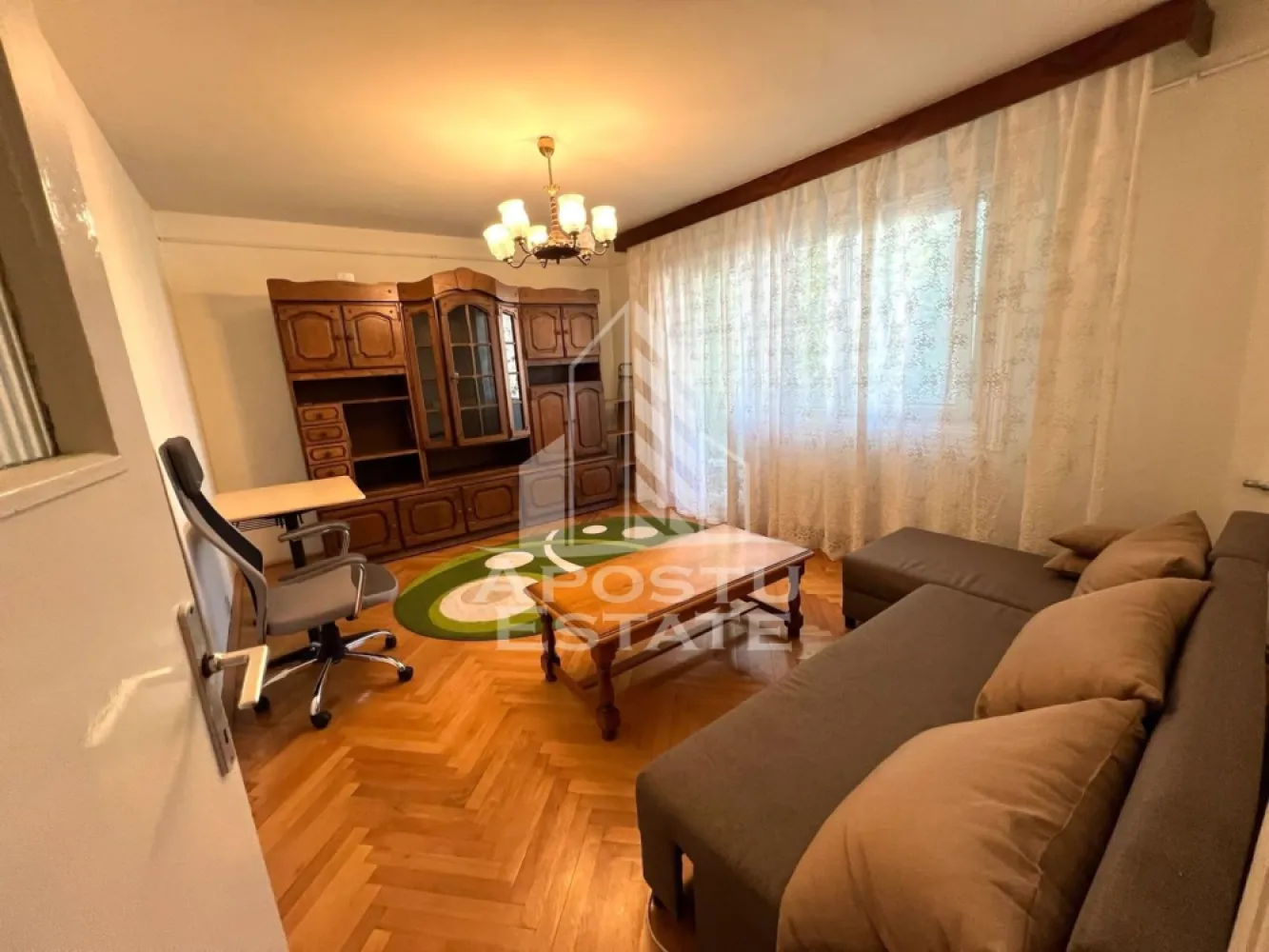 Apartament cu 2 camere de inchiriat, centrala proprie, zona Medicina - Agentia imobiliara APOSTU ESTATE va propune spre inchiriere un apartament cu 2 camere, spatios si luminos, situat in Timisoara, zona Medicina, o zona linistita si bine pozitionata din Timisoara, potrivit pentru studenti, cupluri sau familii care isi doresc o locuinta unde sa se simta confortabil si cu acces facil catre Universitatea de Medicina, statii de autobuz, supermarketuri , magazine de zona, parcuri.

Suprafata utila: 50 mp
Compartimentare eficienta:
-Hol de acces generos
-Bucatarie complet mobilata si utilata
-Living luminos si spatios
-Dormitor mobilat si utilat
-Baie prevazuta cu cada

Confort si facilitati:
-Incalzirea apartamentului: centrala proprie
-Apartamentul este complet mobilat si utilat

Localizare:
-Timis,Timisoara, zona Medicina– acces facil spre Universitatea de Medicina, magazine, supermarketuri, parcuri si mijloace de transport in comun.

Ideal pentru:
-Studenti
-Cupluri
-Familii

Disponibilitate: imediata
Pret chirie lunara: 320 euro ( usor negociabil)
Programeaza o vizionare pentru a-ti putea imagina viitorul aici!
ID intern: CP3116349
