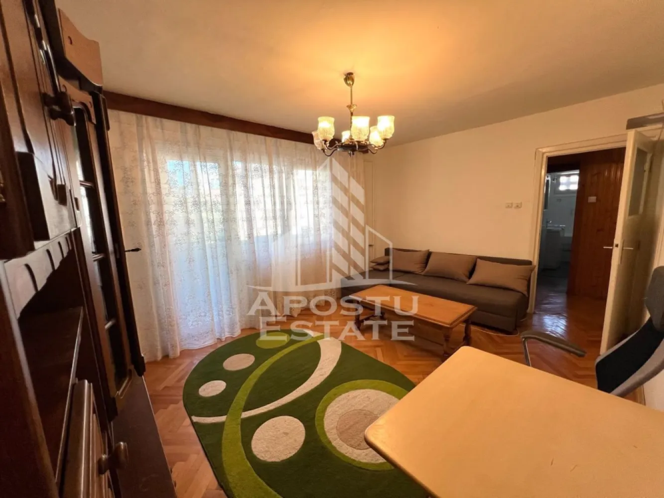 Apartament cu 2 camere de inchiriat, centrala proprie, zona Medicina - Agentia imobiliara APOSTU ESTATE va propune spre inchiriere un apartament cu 2 camere, spatios si luminos, situat in Timisoara, zona Medicina, o zona linistita si bine pozitionata din Timisoara, potrivit pentru studenti, cupluri sau familii care isi doresc o locuinta unde sa se simta confortabil si cu acces facil catre Universitatea de Medicina, statii de autobuz, supermarketuri , magazine de zona, parcuri.

Suprafata utila: 50 mp
Compartimentare eficienta:
-Hol de acces generos
-Bucatarie complet mobilata si utilata
-Living luminos si spatios
-Dormitor mobilat si utilat
-Baie prevazuta cu cada

Confort si facilitati:
-Incalzirea apartamentului: centrala proprie
-Apartamentul este complet mobilat si utilat

Localizare:
-Timis,Timisoara, zona Medicina– acces facil spre Universitatea de Medicina, magazine, supermarketuri, parcuri si mijloace de transport in comun.

Ideal pentru:
-Studenti
-Cupluri
-Familii

Disponibilitate: imediata
Pret chirie lunara: 320 euro ( usor negociabil)
Programeaza o vizionare pentru a-ti putea imagina viitorul aici!
ID intern: CP3116349