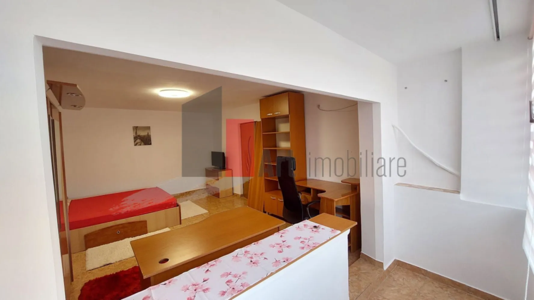 Garsoniera de vanzare-P-ta Alba Iulia-Muncii-Unirii - Garsoniera de vanzare, decomandata, cu suprafata de 40 mp, situata in planul secund al bulevardului Decebal, la etaj 4 din 4, intr-o zonă liniștită (strada Mesterul Manole).
Bloc din 1990 reabilitat in 2025 (cu instalații refacute, panouri fotovoltaice și recuperatoare căldură montate), cu bucatarie inchisa, balcon inchis dar open cu camera, aer conditionat
Locuința se vinde complet mobilată și utilată/nemobilata (aragaz, masina de spalat, frigider, cuptor microunde, smart TV).
Momentan garsoniera este închiriată și se poate păstra chiriașul actual.
Reper: situata la 300m de Piata Alba Iulia si 600m de metrou Muncii, in proximitatea parcarii subterane de pe Bulevardul Decebal
Zone de interes: Piata Alba Iulia, Bulevardul Decebal, Bulevardul Burebista, Bulevardul Unirii