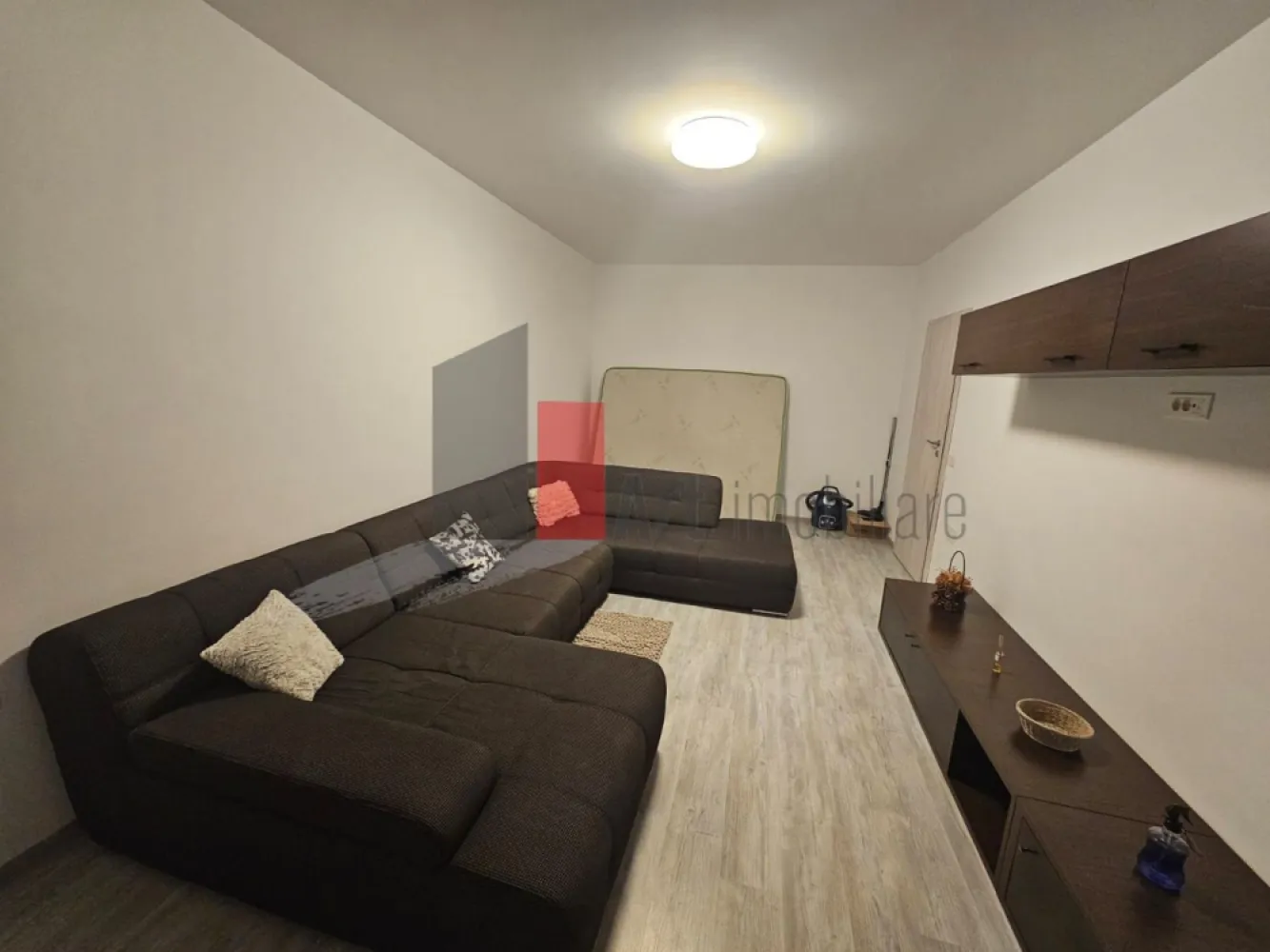 Apartament cu doua camere-Aparatorii Patriei-Metalurgiei-centrala+loc parcare - Apartament cu doua camere de inchiriat, in complexul rezidential The Grand Kristal Residence City Metalurgiei. In apropiere exista parcul Tudor Arghezi, terenuri de fotbal, baschet si handbal, hipermarketuri, Grand Arena, etc. Etaj 3 din 7 cu doua lifturi mari, cu bucatarie inchisa, balcon deschis. Bloc construit in 2021. Prima inchiriere dupa zugravire. Loc parcare inclus (se achita extra). Masina de spalat automata Samsung, Masina de spalat vase Whirlpool, aer conditionat Beko, etc. Intretinerea vine in jur de 150 lei pe luna. Curentul este la Hidroelectrica, deci e cel mai mic pret de pe piata. In complex exista magazine, farmacii, salon infrumusetare, etc. Disponibil de azi. Se face contract la ANAF. Se fac 15 minute de mers pe jos pana la statia de metrou Dimitrie Leonida.