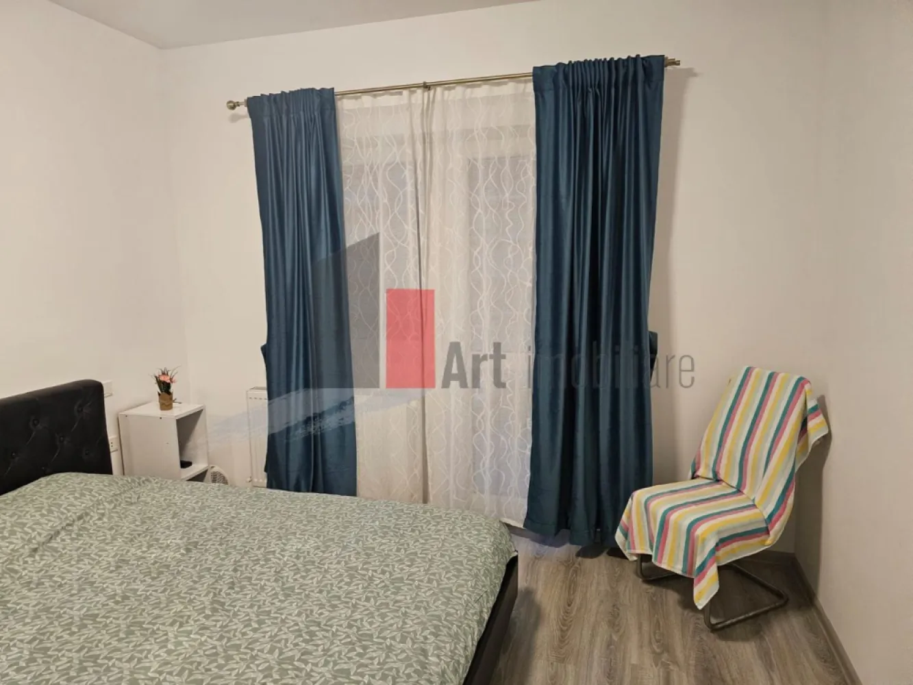 Apartament cu doua camere-Aparatorii Patriei-Metalurgiei-centrala+loc parcare - Apartament cu doua camere de inchiriat, in complexul rezidential The Grand Kristal Residence City Metalurgiei. In apropiere exista parcul Tudor Arghezi, terenuri de fotbal, baschet si handbal, hipermarketuri, Grand Arena, etc. Etaj 3 din 7 cu doua lifturi mari, cu bucatarie inchisa, balcon deschis. Bloc construit in 2021. Prima inchiriere dupa zugravire. Loc parcare inclus (se achita extra). Masina de spalat automata Samsung, Masina de spalat vase Whirlpool, aer conditionat Beko, etc. Intretinerea vine in jur de 150 lei pe luna. Curentul este la Hidroelectrica, deci e cel mai mic pret de pe piata. In complex exista magazine, farmacii, salon infrumusetare, etc. Disponibil de azi. Se face contract la ANAF. Se fac 15 minute de mers pe jos pana la statia de metrou Dimitrie Leonida.