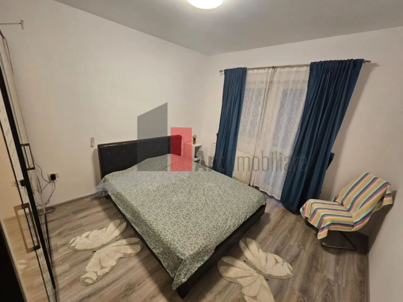 Apartament cu doua camere-Aparatorii Patriei-Metalurgiei-centrala+loc parcare - Apartament cu doua camere de inchiriat, in complexul rezidential The Grand Kristal Residence City Metalurgiei. In apropiere exista parcul Tudor Arghezi, terenuri de fotbal, baschet si handbal, hipermarketuri, Grand Arena, etc. Etaj 3 din 7 cu doua lifturi mari, cu bucatarie inchisa, balcon deschis. Bloc construit in 2021. Prima inchiriere dupa zugravire. Loc parcare inclus (se achita extra). Masina de spalat automata Samsung, Masina de spalat vase Whirlpool, aer conditionat Beko, etc. Intretinerea vine in jur de 150 lei pe luna. Curentul este la Hidroelectrica, deci e cel mai mic pret de pe piata. In complex exista magazine, farmacii, salon infrumusetare, etc. Disponibil de azi. Se face contract la ANAF. Se fac 15 minute de mers pe jos pana la statia de metrou Dimitrie Leonida.