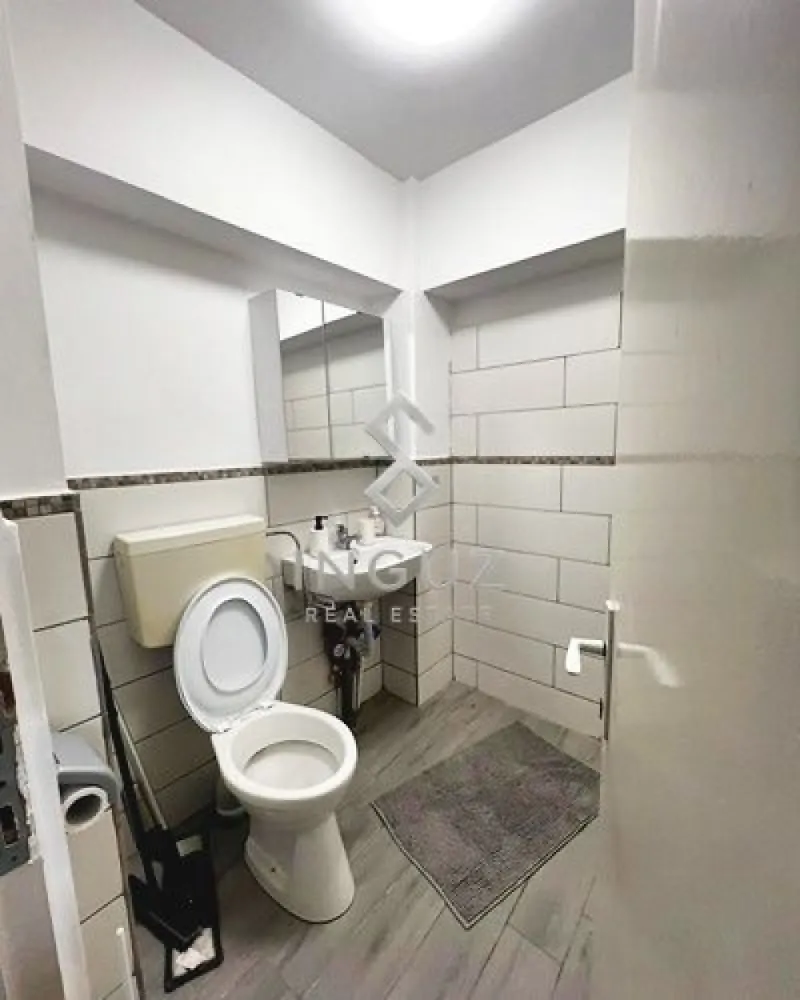 Garsonieră de închiriat – Bulevardul Unirii | Sector 3 - Garsonieră modernă situată într-o zonă centrală și premium pe Bulevardul Unirii, aproape de restaurante, centre comerciale și mijloace de transport. Ideală pentru un stil de viață confortabil în inima orașului.

Detalii proprietate:
• 1 cameră
• Bucătărie și baie
• Locație centrală excelentă
• Potrivită pentru o persoană sau un cuplu

Avantaje:
• Aproape de metrou și mijloace de transport în comun
• În apropiere de mall-uri, restaurante și servicii
• Zonă sigură și de prestigiu

Preț: 500 € / lună (toate utilitățile incluse)
Garanție: 1 lună
Comision: 50%