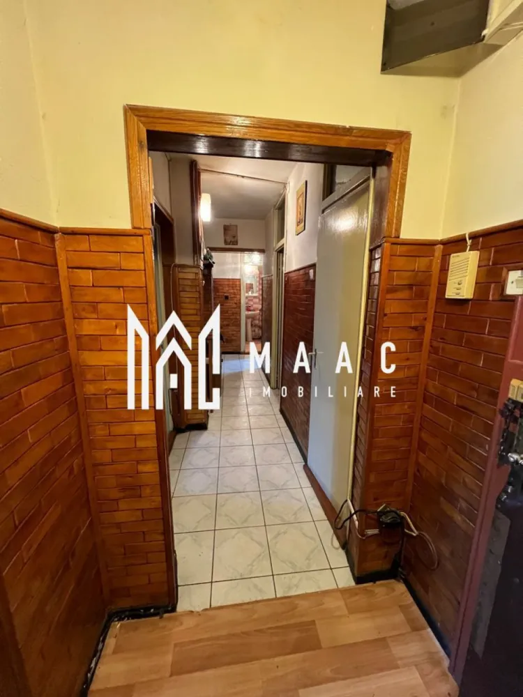 Apartament 4 camere I Central- Spitalul Județean I Etaj 1 I Decomandat - MAAC Imobiliare va propune, spre vânzare, un apartament amplasat la etajul 1/7, cu 4 camere decomandate, situat in zona centrala a Sibiului.

Locatia cuprinde: hol, 4 camere, toate cu iesire pe balcon, bucătărie închisă, 3 balcoane, 2 băi, debara, cămara și pivniță.

Apartamentul este vis-a-vis de Spitalul Județean, foarte aproape de Mall, Centrul Istoric, Gară Centrul Istoric si de cele mai bune școli și licee din oraș.

Finisajele sunt unele clasice, necesitând renovare, iar locatia apartamentului recomanda proprietatea pentru a fi folosita ca rezidenta dar si ca investitie, pentru inchiriere in regim hotelier.

Parcarea se face stradal.

Bloc dotat cu lift pentru confort sporit

In imediata apropiere se gasesc centre comerciale, sanitare, de invatamant, culturale, spitalul județean și Promenada Mall.

Pentru mai multe detalii precizati telefonic ca ati vazut anuntul cu ID:CP2279487