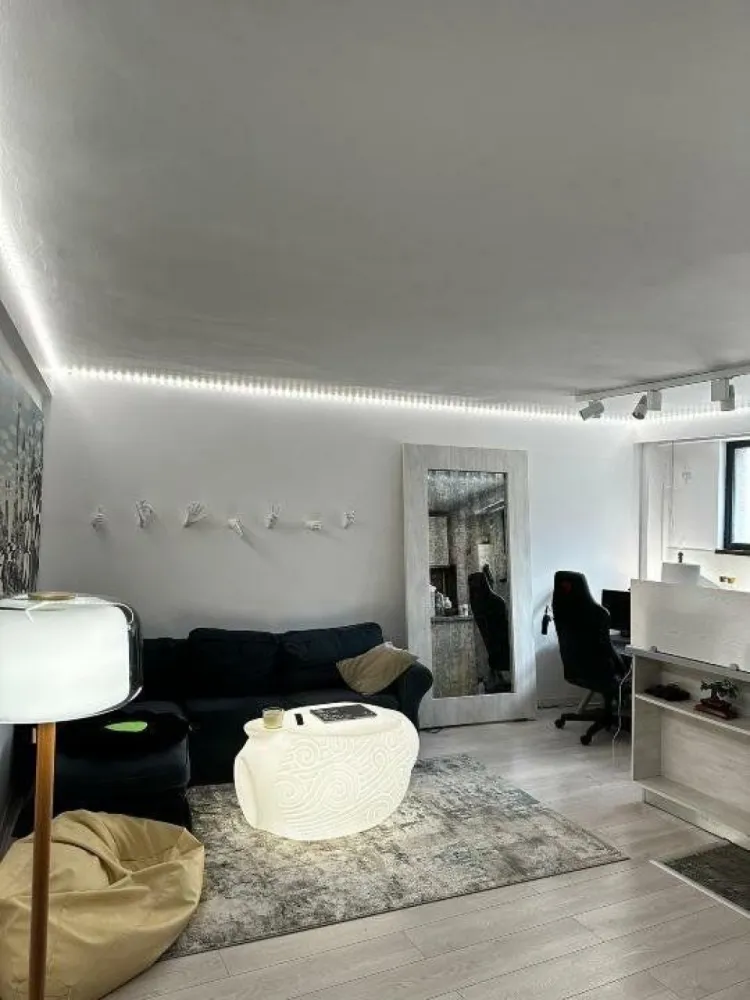 Ag BRASADAS vinde Ap 2 cam DEMISOL 2016 + Garaj DOROBANTI. - Agenția BRASADAS vinde apartament cu 2 camere in zona Dorobanti/Floreasca, in bloc tip Boutique, P+3 (7 apartamente total), an constructie 2015, foarte luminos, spatios, bine compartimentat, living openspace, debara cu spatiu de depozitare amenajat.
Se vinde MOBILAT, UTILAT, jaluzele interioare si exterioare aluminiu automate, alarma apartament, sistem de iluminare Philiphs HUE si detine un loc de PARCARE in subteran, care se poate achizitiona separat (15000 eur).
Pentru mai multe oferte accesați www.brasadas.com.