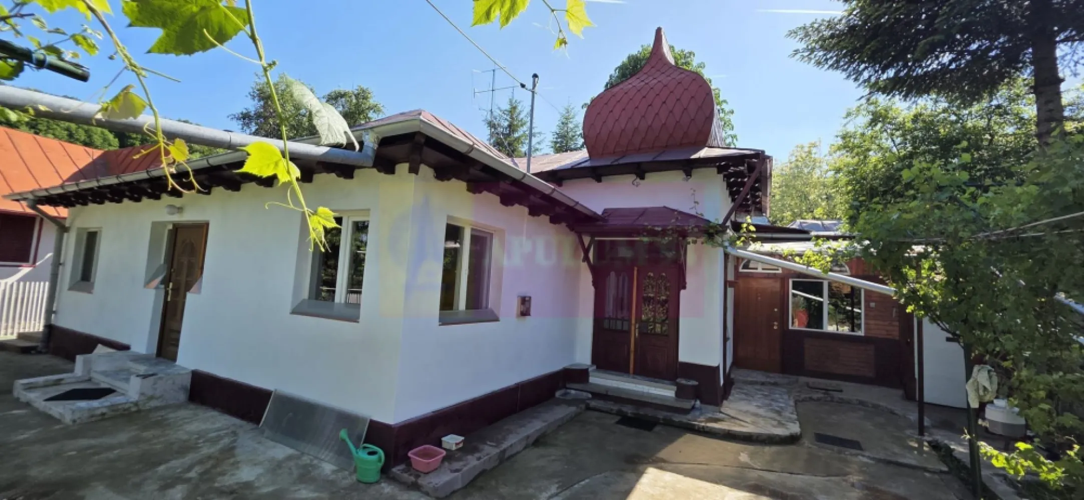 Casa de vanzare cu 5 camere în Mislea - Casă de vânzare cu 5 camere în Mislea, județul Prahova – locul ideal pentru cei care își doresc liniștea vieții la țară, aproape de oraș!

Vă prezentăm o proprietate situată în satul Mislea, comuna Scorțeni, o zonă apreciată pentru cadrul natural liniștit și accesul rapid către Câmpina și DN1.

Proprietatea dispune de:
Teren în suprafață de 647 mp
Casă parter + pod, suprafață construită de 107 mp
Garaj de 30 mp
Anexă de 19 mp
Curte cu fântână, grădină de zarzavat și viță de vie

Casa a fost construită în anul 1930 și reabilitată în 2024, având:
- fundație din beton
- pereți din cărămidă
- pod din lemn
- învelitoare din tablă
- tâmplărie PVC cu geam termopan
- izolație exterioară cu polistiren
- pardoseli din gresie

Compartimentarea este practică și confortabilă:
- 3 dormitoare
- living
- bucătărie
- baie cu duș
- grup sanitar de serviciu
- sală multifuncțională (fost garaj)

Încălzirea se realizează cu centrală termică pe gaz și calorifere.

Utilități disponibile:
- apă
- gaz
- electricitate
- fosa septică
- CATV
- internet
Acces facil – drum asfaltat la aproximativ 50 m.

Distanțe:
- 4 km până la Telega
- 10 km până la Câmpina
- 5 km până la DN1

O proprietate potrivită pentru familie, pentru locuire permanentă sau pentru cei care își doresc un refugiu liniștit aproape de natură.

Pentru detalii și vizionări:
Agentia Imobiliară Mervani
0729 935 536