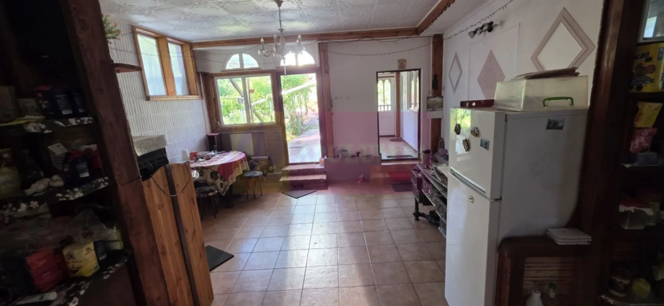 Casa de vanzare cu 5 camere în Mislea - Casă de vânzare cu 5 camere în Mislea, județul Prahova – locul ideal pentru cei care își doresc liniștea vieții la țară, aproape de oraș!

Vă prezentăm o proprietate situată în satul Mislea, comuna Scorțeni, o zonă apreciată pentru cadrul natural liniștit și accesul rapid către Câmpina și DN1.

Proprietatea dispune de:
Teren în suprafață de 647 mp
Casă parter + pod, suprafață construită de 107 mp
Garaj de 30 mp
Anexă de 19 mp
Curte cu fântână, grădină de zarzavat și viță de vie

Casa a fost construită în anul 1930 și reabilitată în 2024, având:
- fundație din beton
- pereți din cărămidă
- pod din lemn
- învelitoare din tablă
- tâmplărie PVC cu geam termopan
- izolație exterioară cu polistiren
- pardoseli din gresie

Compartimentarea este practică și confortabilă:
- 3 dormitoare
- living
- bucătărie
- baie cu duș
- grup sanitar de serviciu
- sală multifuncțională (fost garaj)

Încălzirea se realizează cu centrală termică pe gaz și calorifere.

Utilități disponibile:
- apă
- gaz
- electricitate
- fosa septică
- CATV
- internet
Acces facil – drum asfaltat la aproximativ 50 m.

Distanțe:
- 4 km până la Telega
- 10 km până la Câmpina
- 5 km până la DN1

O proprietate potrivită pentru familie, pentru locuire permanentă sau pentru cei care își doresc un refugiu liniștit aproape de natură.

Pentru detalii și vizionări:
Agentia Imobiliară Mervani
0729 935 536