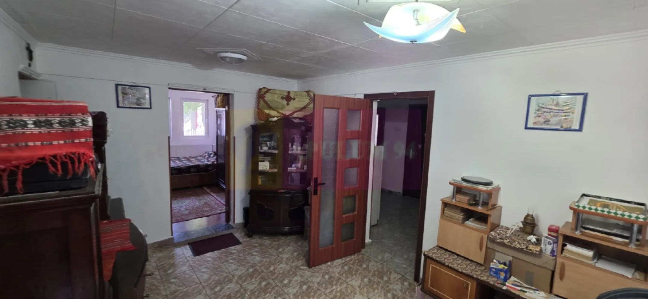 Casa de vanzare cu 5 camere în Mislea - Casă de vânzare cu 5 camere în Mislea, județul Prahova – locul ideal pentru cei care își doresc liniștea vieții la țară, aproape de oraș!

Vă prezentăm o proprietate situată în satul Mislea, comuna Scorțeni, o zonă apreciată pentru cadrul natural liniștit și accesul rapid către Câmpina și DN1.

Proprietatea dispune de:
Teren în suprafață de 647 mp
Casă parter + pod, suprafață construită de 107 mp
Garaj de 30 mp
Anexă de 19 mp
Curte cu fântână, grădină de zarzavat și viță de vie

Casa a fost construită în anul 1930 și reabilitată în 2024, având:
- fundație din beton
- pereți din cărămidă
- pod din lemn
- învelitoare din tablă
- tâmplărie PVC cu geam termopan
- izolație exterioară cu polistiren
- pardoseli din gresie

Compartimentarea este practică și confortabilă:
- 3 dormitoare
- living
- bucătărie
- baie cu duș
- grup sanitar de serviciu
- sală multifuncțională (fost garaj)

Încălzirea se realizează cu centrală termică pe gaz și calorifere.

Utilități disponibile:
- apă
- gaz
- electricitate
- fosa septică
- CATV
- internet
Acces facil – drum asfaltat la aproximativ 50 m.

Distanțe:
- 4 km până la Telega
- 10 km până la Câmpina
- 5 km până la DN1

O proprietate potrivită pentru familie, pentru locuire permanentă sau pentru cei care își doresc un refugiu liniștit aproape de natură.

Pentru detalii și vizionări:
Agentia Imobiliară Mervani
0729 935 536