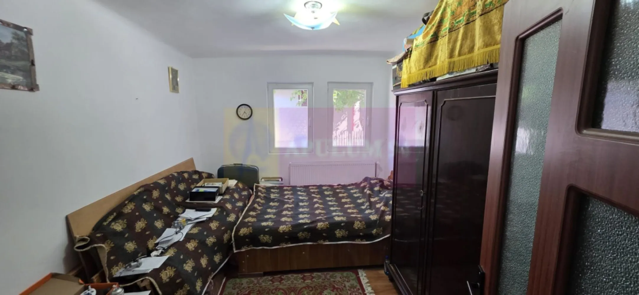 Casa de vanzare cu 5 camere în Mislea - Casă de vânzare cu 5 camere în Mislea, județul Prahova – locul ideal pentru cei care își doresc liniștea vieții la țară, aproape de oraș!

Vă prezentăm o proprietate situată în satul Mislea, comuna Scorțeni, o zonă apreciată pentru cadrul natural liniștit și accesul rapid către Câmpina și DN1.

Proprietatea dispune de:
Teren în suprafață de 647 mp
Casă parter + pod, suprafață construită de 107 mp
Garaj de 30 mp
Anexă de 19 mp
Curte cu fântână, grădină de zarzavat și viță de vie

Casa a fost construită în anul 1930 și reabilitată în 2024, având:
- fundație din beton
- pereți din cărămidă
- pod din lemn
- învelitoare din tablă
- tâmplărie PVC cu geam termopan
- izolație exterioară cu polistiren
- pardoseli din gresie

Compartimentarea este practică și confortabilă:
- 3 dormitoare
- living
- bucătărie
- baie cu duș
- grup sanitar de serviciu
- sală multifuncțională (fost garaj)

Încălzirea se realizează cu centrală termică pe gaz și calorifere.

Utilități disponibile:
- apă
- gaz
- electricitate
- fosa septică
- CATV
- internet
Acces facil – drum asfaltat la aproximativ 50 m.

Distanțe:
- 4 km până la Telega
- 10 km până la Câmpina
- 5 km până la DN1

O proprietate potrivită pentru familie, pentru locuire permanentă sau pentru cei care își doresc un refugiu liniștit aproape de natură.

Pentru detalii și vizionări:
Agentia Imobiliară Mervani
0729 935 536