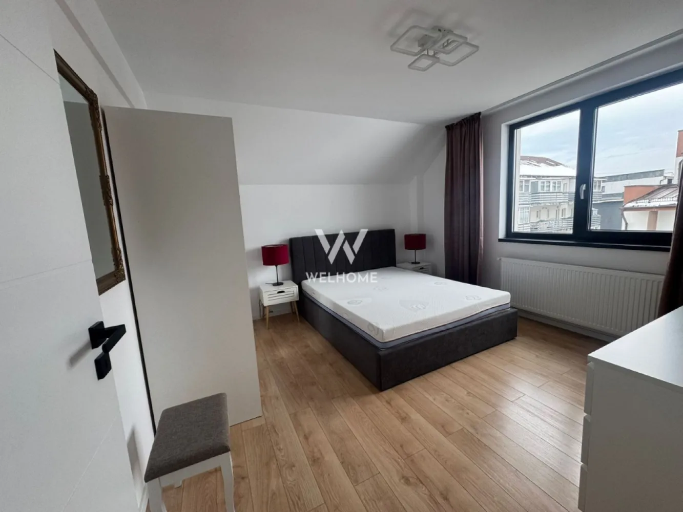 Apartament NOU gata de mutat, Arhitectilor, Sibiu - Va prezentam un apartament de 3 camere si 2 bai, situat in cartierul Arhitectilor, bloc NOU CU LIFT. Suprafata utila totala: 75.9mp Etaj 3 Compartimentare: Primul nivel: hol, living cu bucatarie si acces pe balcon 6.2 mp, un dormitor si scara pentru accesul la mansarda Mansarda: hol, un dormitor/birou si o baie Apartamentul este nou, complet mobilat si utilat (conform fotografii), se cumpara DIRECT DE LA DEZVOLTATOR, fara comision la cumparator. Pret: 135000 euro Detalii si vizionari : 0752.088.381 Roxana }}