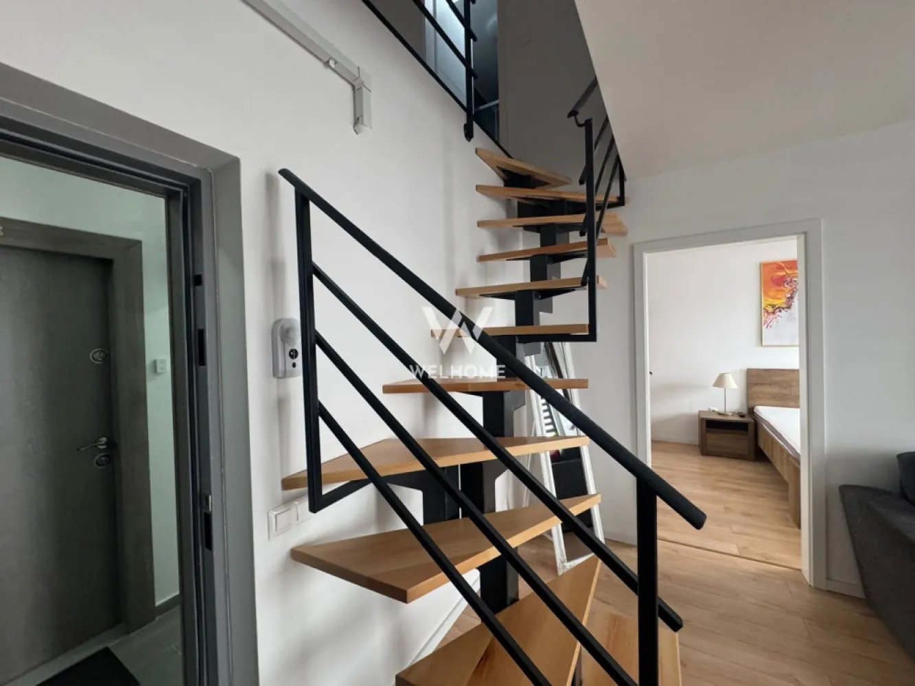 Apartament NOU READY TO MOVE, Arhitectilor, Sibiu - Va prezentam un apartament de 3 camere si 2 bai, situat in cartierul Arhitectilor, bloc NOU CU LIFT. Suprafata utila totala: 67.5mp Compartimentare: Primul nivel: hol, living cu bucatarie , dormitor, balcon 7.6mp si scara pentru accesul la mansarda Mansarda: hol, un dormitor/birou si o baie Apartamentul este nou, complet mobilat si utilat (conform fotografii), se cumpara DIRECT DE LA DEZVOLTATOR, fara comision la cumparator. Pret: 125000 euro Detalii si vizionari : 0752.088.381 Roxana }}