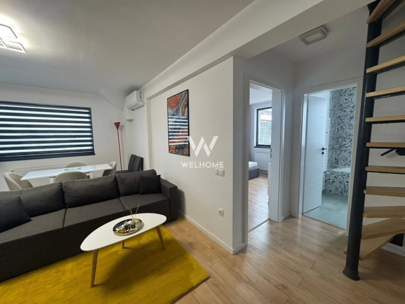 Apartament NOU gata de mutat, Arhitectilor, Sibiu - Va prezentam un apartament de 3 camere si 2 bai, situat in cartierul Arhitectilor, bloc NOU CU LIFT. Suprafata utila totala: 75.9mp Etaj 3 Compartimentare: Primul nivel: hol, living cu bucatarie si acces pe balcon 6.2 mp, un dormitor si scara pentru accesul la mansarda Mansarda: hol, un dormitor/birou si o baie Apartamentul este nou, complet mobilat si utilat (conform fotografii), se cumpara DIRECT DE LA DEZVOLTATOR, fara comision la cumparator. Pret: 135000 euro Detalii si vizionari : 0752.088.381 Roxana }}