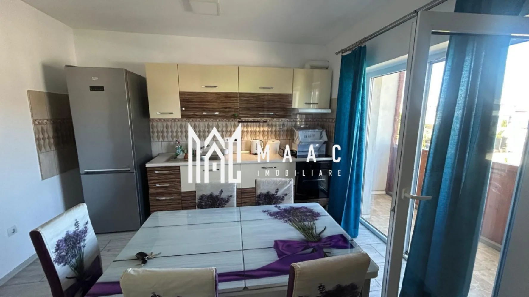 Apartament 3 camere | Decomandat | Terasă+Balcon | Șura Mare - MAAC Imobiliare vă propune spre vânzare un apartament modern cu 3 camere, complet decomandat, situat la parterul unui imobil intim cu doar 2 etaje, amplasat la intrarea în Șura Mare, într-o zonă liniștită și ușor accesibilă.

Locuința are o suprafață utilă de 52 mp și beneficiază de un spațiu exterior generos, compus dintr-o terasă de 16 mp, ideală pentru relaxare, și un balcon de 25 mp, oferind un plus de confort și funcționalitate.

Compartimentarea este eficientă și practică:

living luminos
2 dormitoare
bucătărie separată, complet utilată
baie prevăzută cu geam pentru aerisire naturală

Apartamentul este finisat modern, cu atenție la detalii, fiind pregătit pentru mutare imediată. Poziționarea la parter îl face potrivit atât pentru locuit, cât și pentru investiție.

Avantaje:

compartimentare decomandată
spații exterioare generoase (terasă + balcon)
bucătărie utilată
baie cu geam
imobil cu regim redus de înălțime
zonă liniștită, aproape de oraș
loc de parcare inclus
Imobilul se află într-o zonă aerisită, liniștită, perfectă pentru locuit, dar și pentru investiție, având acces facil către oraș.
Pentru mai multe detalii si programarea unei vizionari va rugam sa specificati ID: CP3117386.