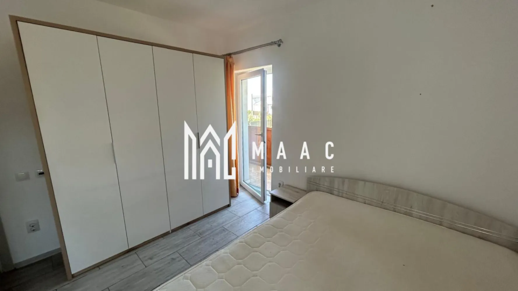 Apartament 3 camere | Decomandat | Terasă+Balcon | Șura Mare - MAAC Imobiliare vă propune spre vânzare un apartament modern cu 3 camere, complet decomandat, situat la parterul unui imobil intim cu doar 2 etaje, amplasat la intrarea în Șura Mare, într-o zonă liniștită și ușor accesibilă.

Locuința are o suprafață utilă de 52 mp și beneficiază de un spațiu exterior generos, compus dintr-o terasă de 16 mp, ideală pentru relaxare, și un balcon de 25 mp, oferind un plus de confort și funcționalitate.

Compartimentarea este eficientă și practică:

living luminos
2 dormitoare
bucătărie separată, complet utilată
baie prevăzută cu geam pentru aerisire naturală

Apartamentul este finisat modern, cu atenție la detalii, fiind pregătit pentru mutare imediată. Poziționarea la parter îl face potrivit atât pentru locuit, cât și pentru investiție.

Avantaje:

compartimentare decomandată
spații exterioare generoase (terasă + balcon)
bucătărie utilată
baie cu geam
imobil cu regim redus de înălțime
zonă liniștită, aproape de oraș
loc de parcare inclus
Imobilul se află într-o zonă aerisită, liniștită, perfectă pentru locuit, dar și pentru investiție, având acces facil către oraș.
Pentru mai multe detalii si programarea unei vizionari va rugam sa specificati ID: CP3117386.